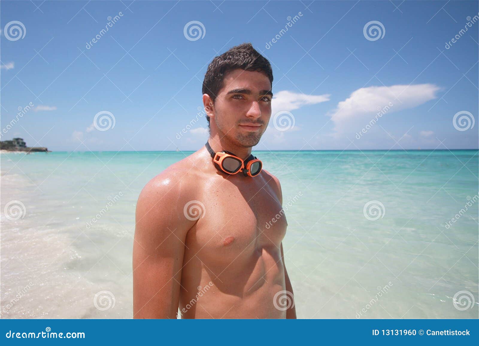 Latinosimmare. Runt om för härliga blåa den goda latinoen cuba för stranden som goggles ser manhalsen går varadero, vattenbarn