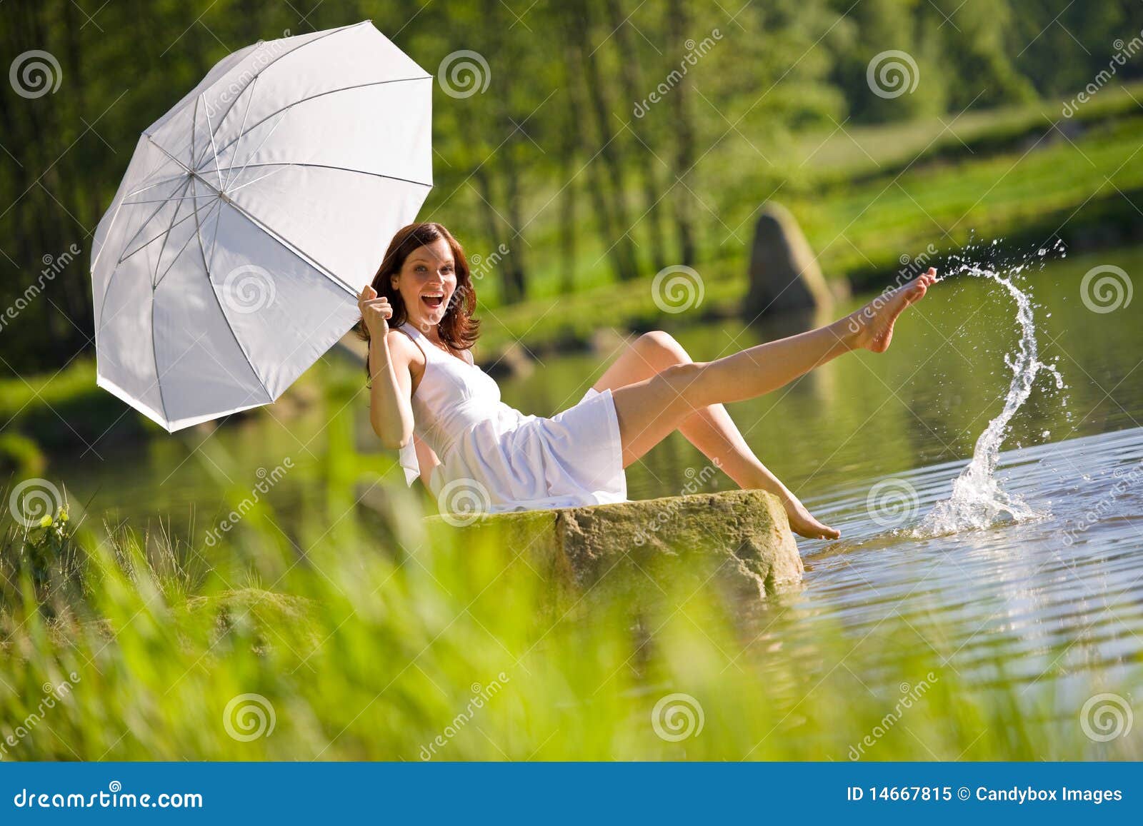 Lato szczęśliwa jeziorna romantyczna siedząca kobieta. Smokingowego szczęśliwego mienia jeziornego parasol romantycznego siedzącego chełbotania wodna target653_0_ biała kobieta