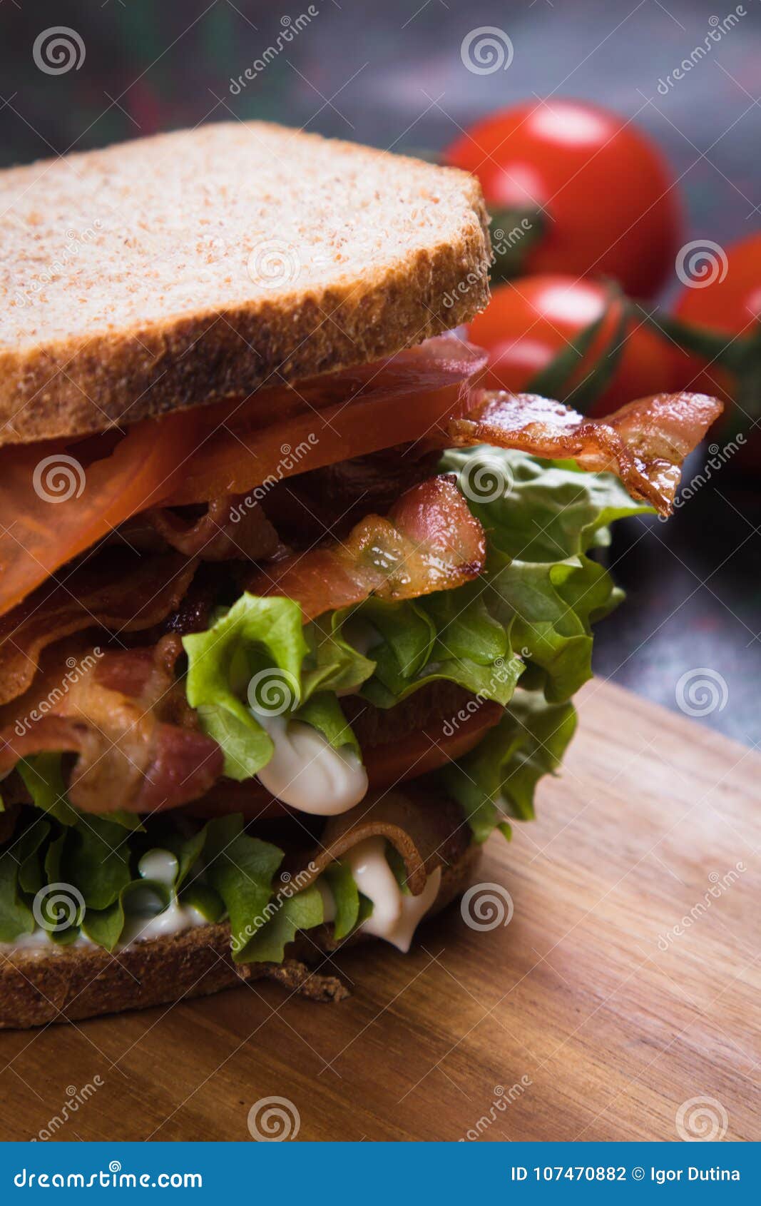 Lattuga Della Pancetta Affumicata E Panino Del Pomodoro Fotografia