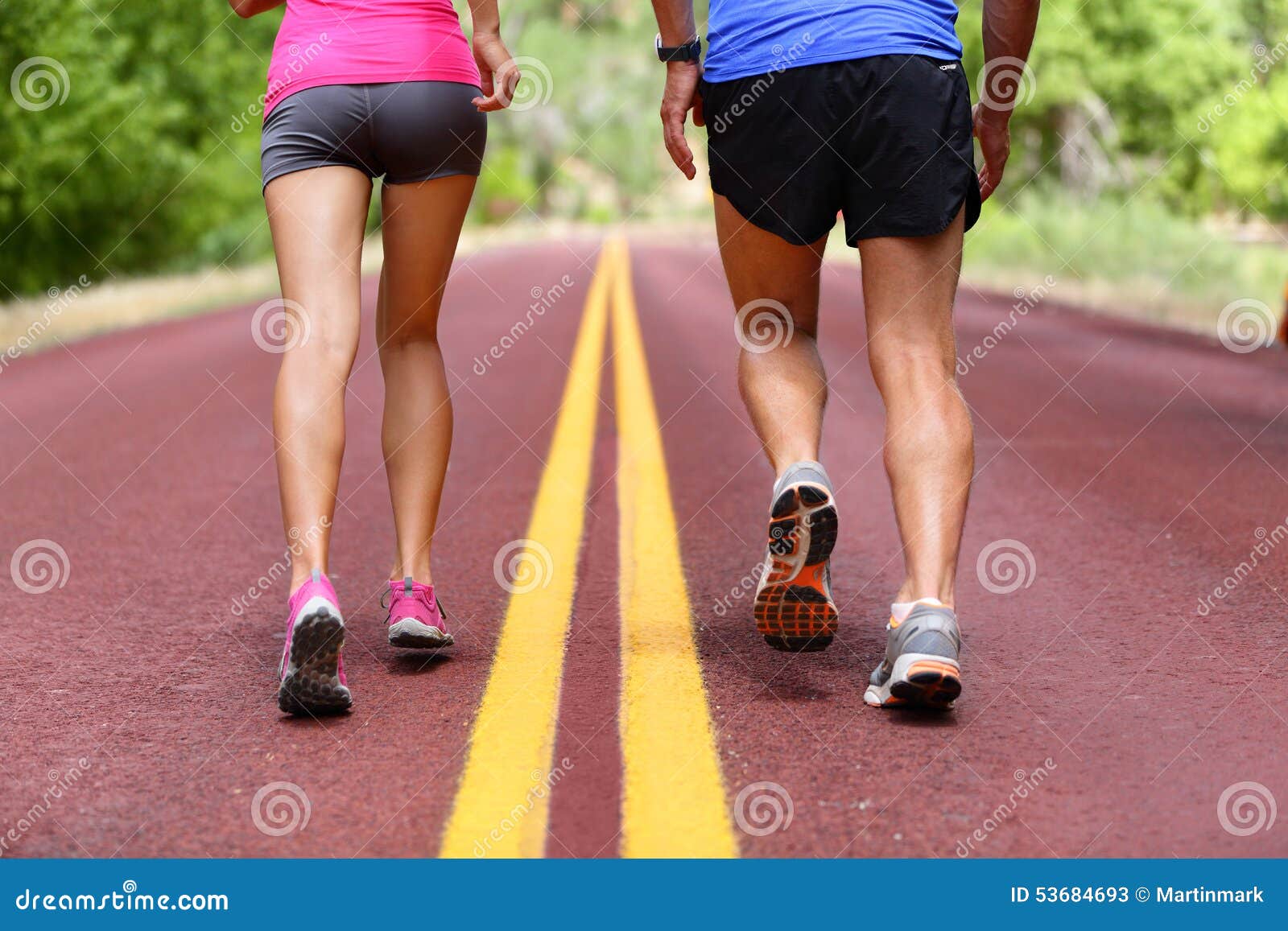 Laufende Leute Ruttelnde Schuhe Und Beine Der Laufer Stockbild Bild Von Ubung Gesundheit