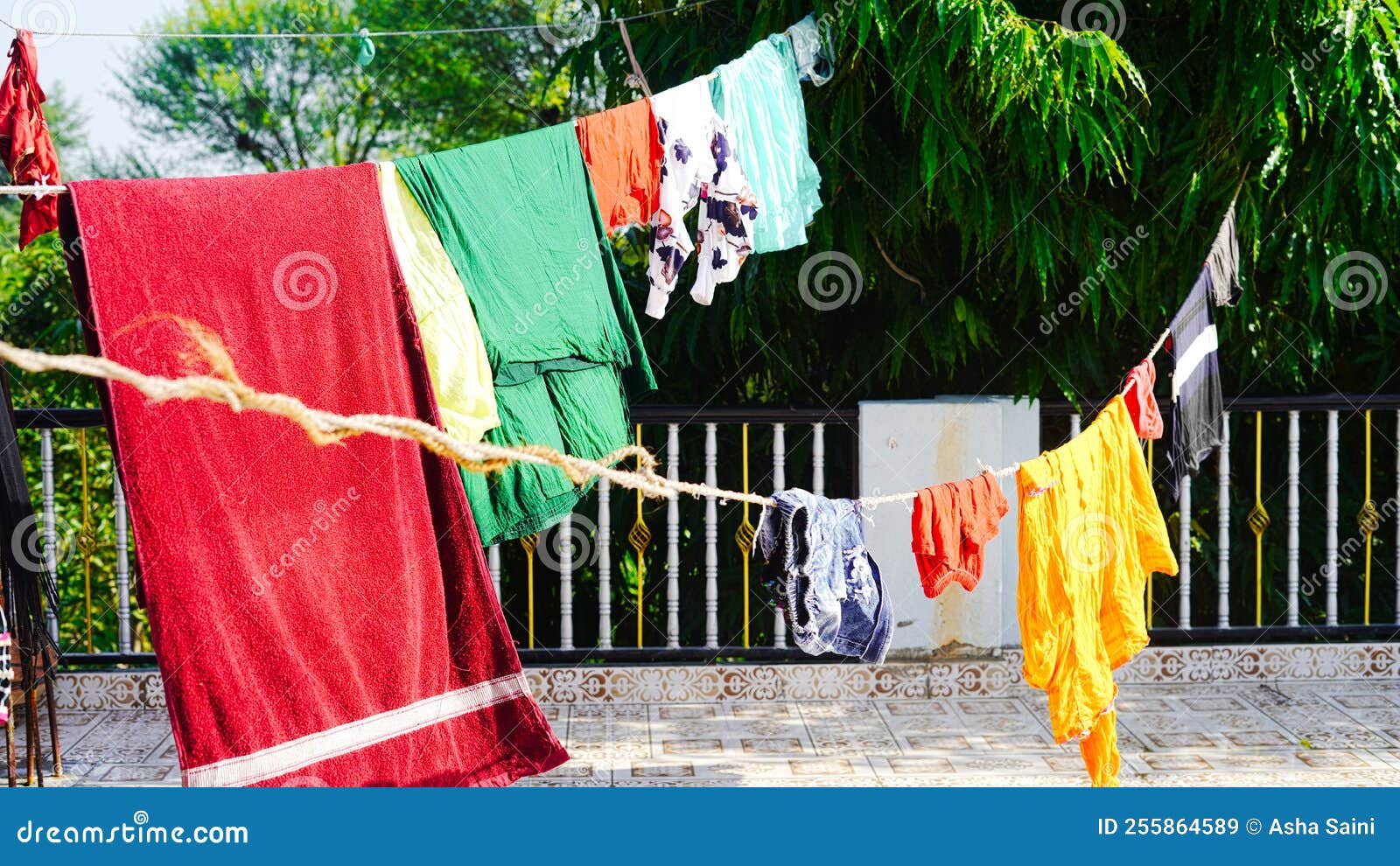 https://thumbs.dreamstime.com/z/laundry-drying-balcony-building-line-clothes-green-tree-background-roof-rope-clean-outdoors-day-colorful-hanging-255864589.jpg
