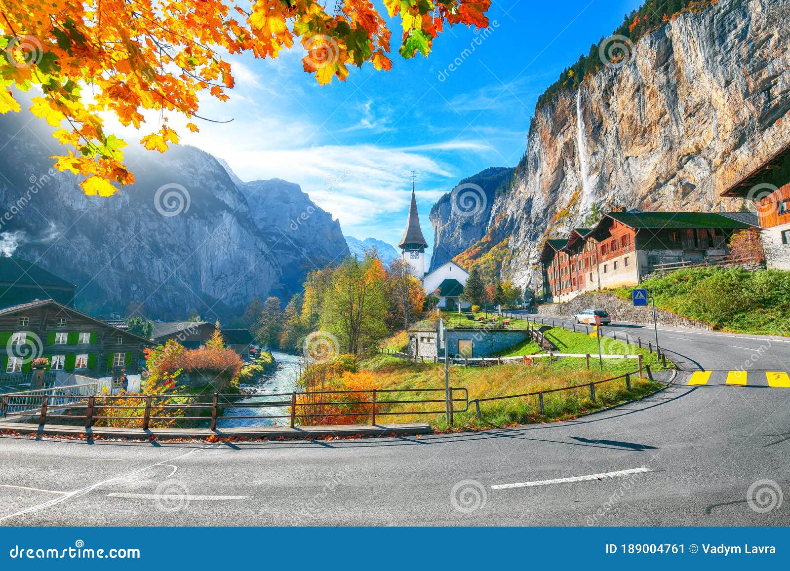 Lauterbrunnen村的秋色壮丽景色 背景中有壮观的瀑布staubbach和瑞士阿尔卑斯山库存图片 图片包括有节假日 五颜六色