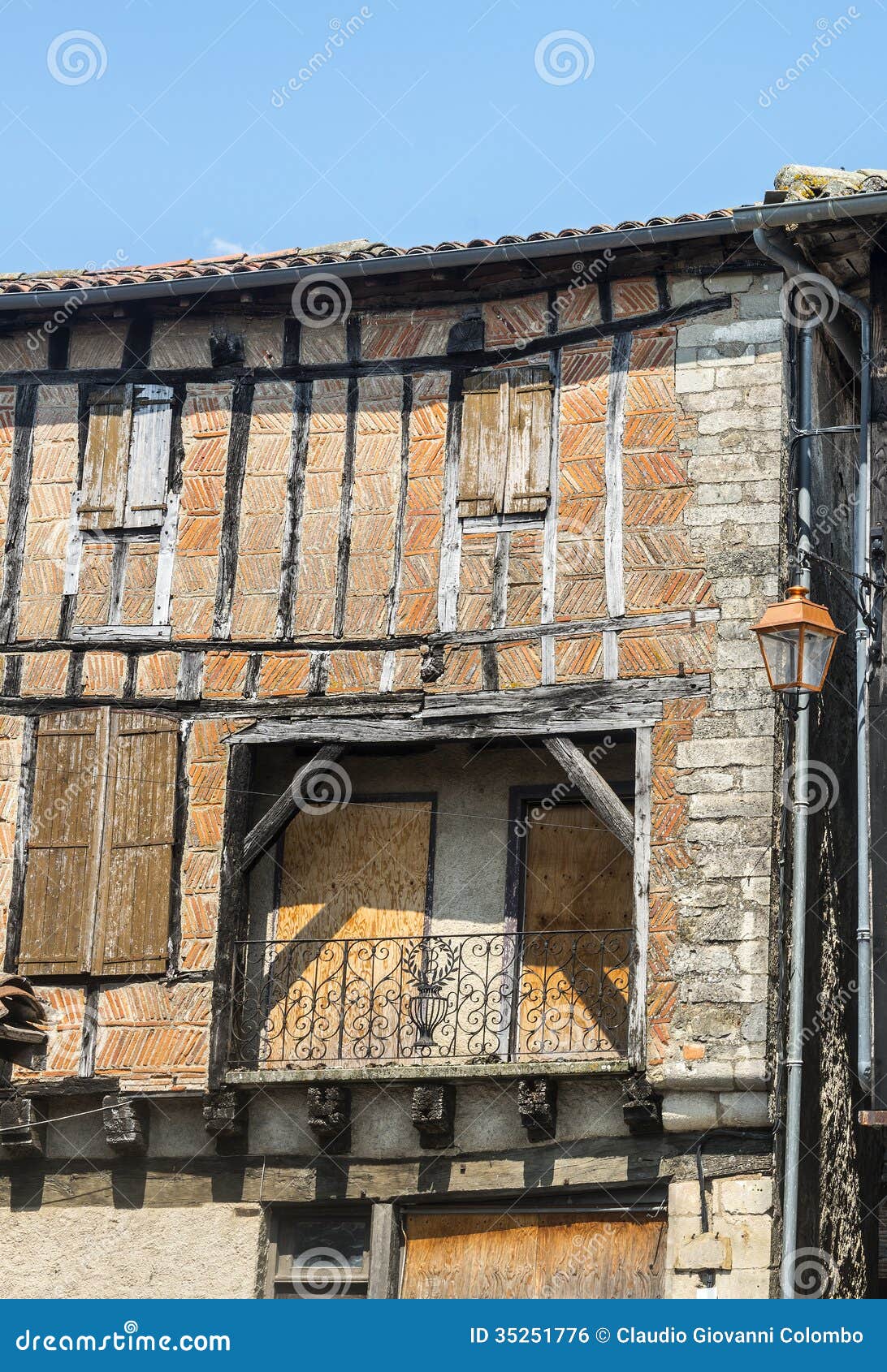 Lautrec (Francia), pueblo viejo. Lautrec (el Tarn, los Midi-Pirineos, Francia), pueblo medieval con los edificios de entramado de madera