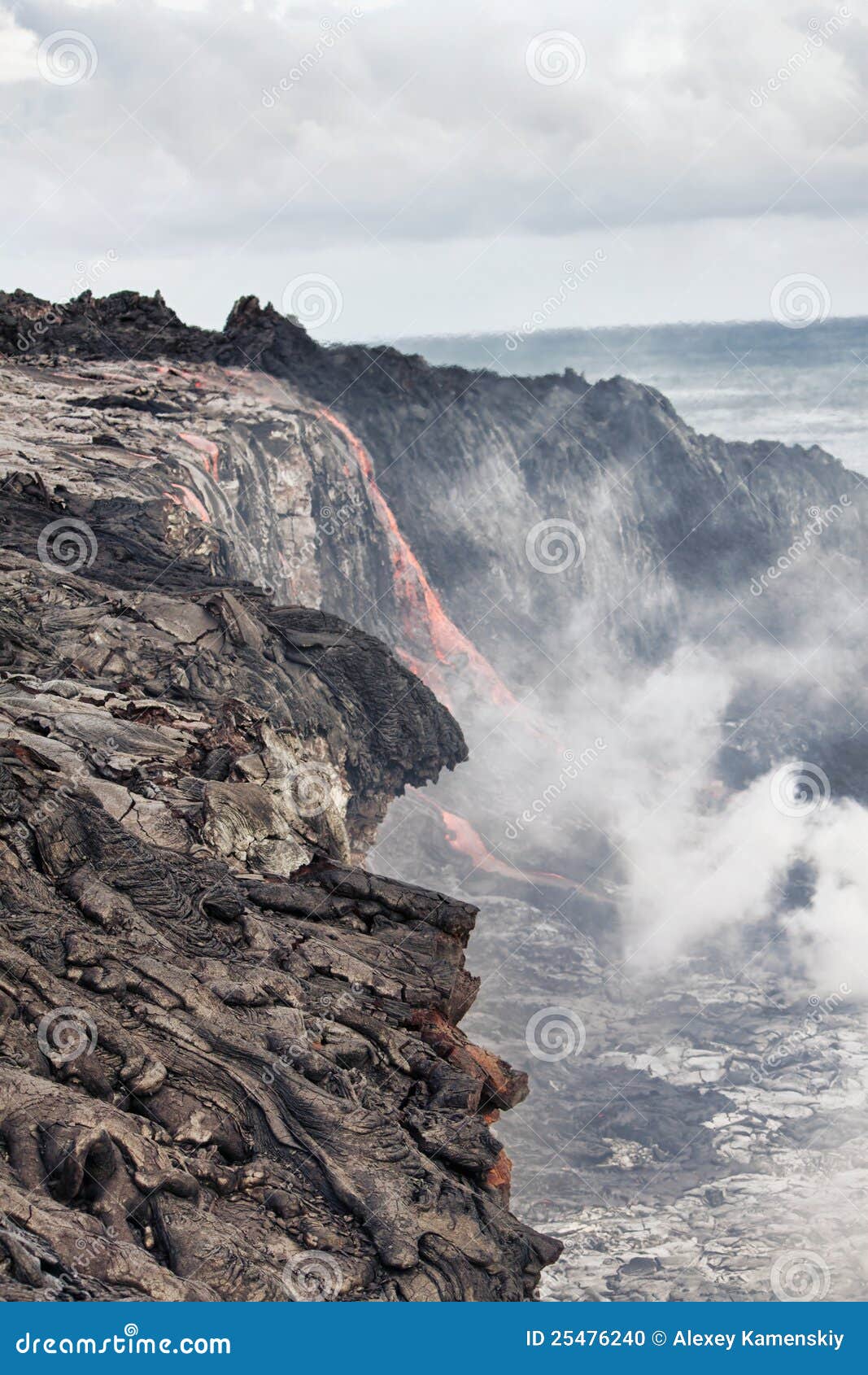 Lava die in Vreedzame Oceaan in Hawaï losbarst. Lava die in Vreedzame Oceaan in het Grote Eiland van Hawaï losbarst