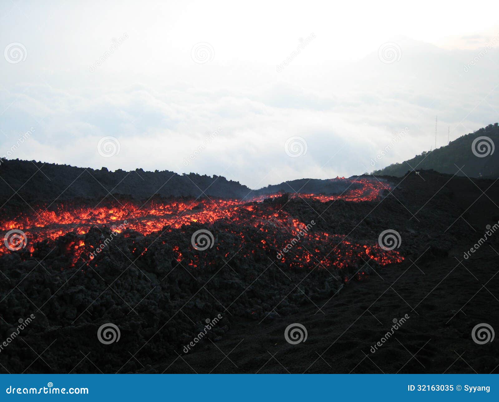 A lava running quente em Antiqua, Guatemala