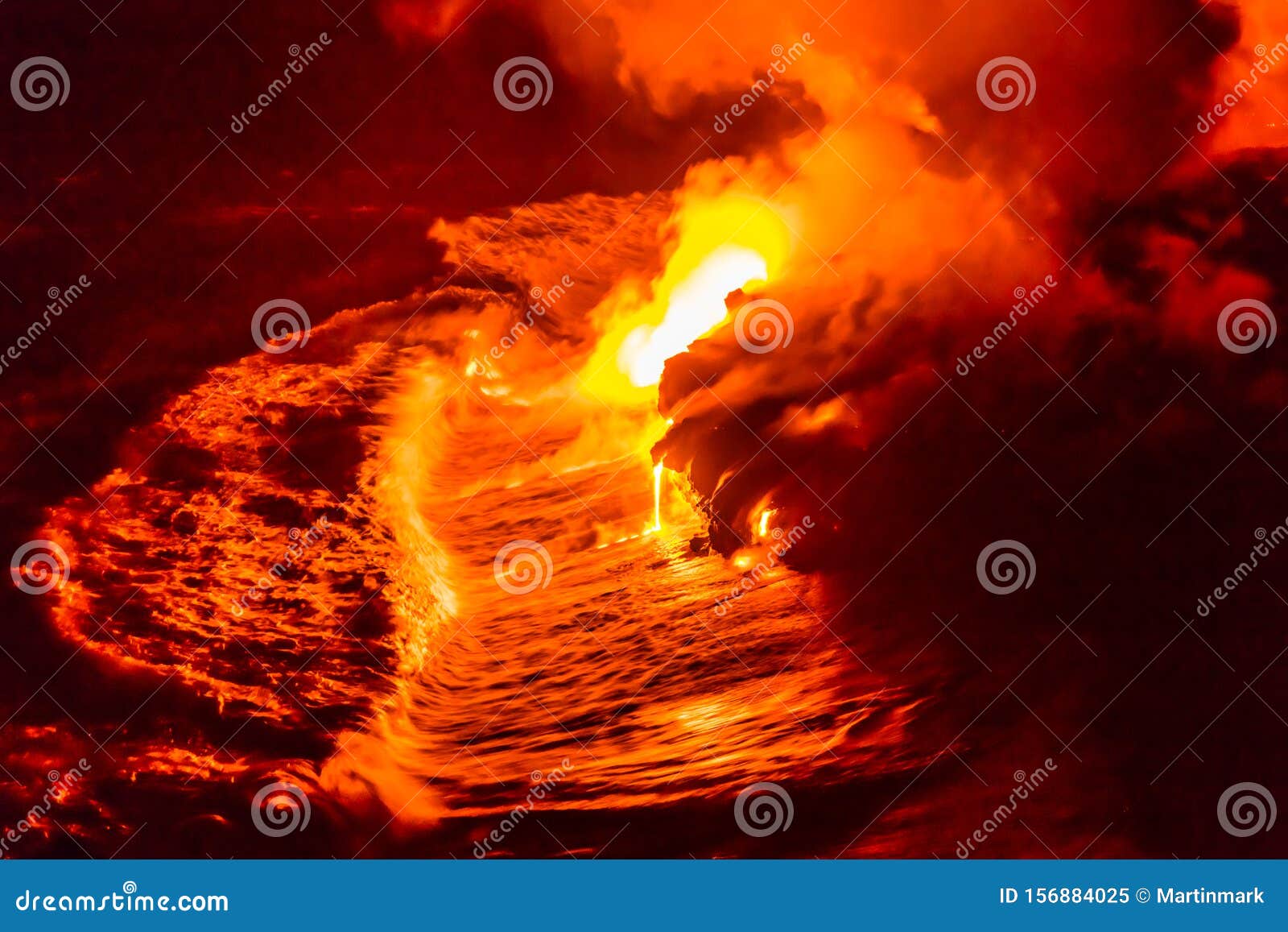 Schurend Hardheid honderd Lava Stroomt 's Nachts in Hawaï Oceaan Stock Afbeelding - Image of hitte,  achtergrond: 156884025