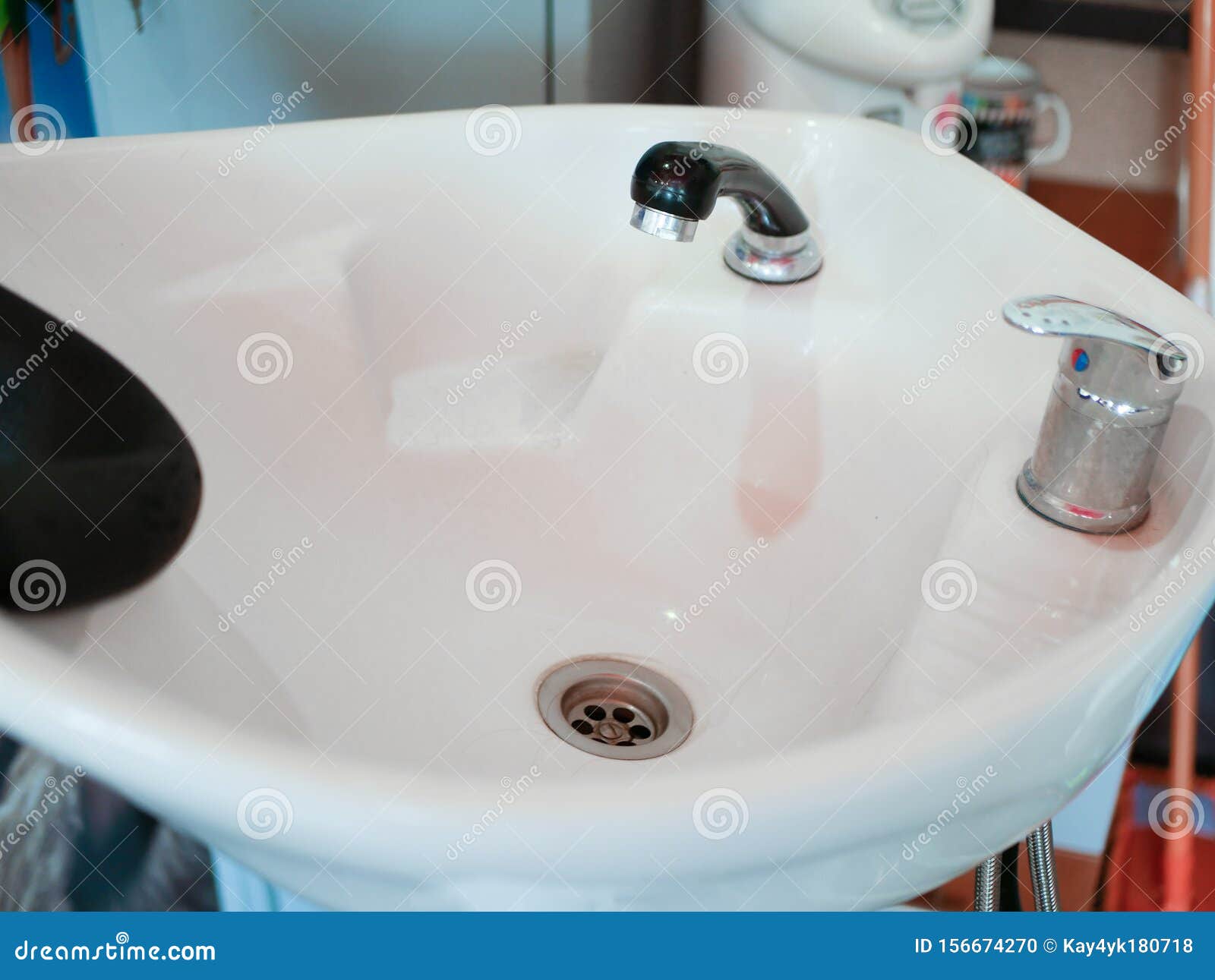 Lavabo Du Coiffeur Gros Plan Du Lavabo En Céramique Blanche Du Salon De  Coiffure Barbier Avec Robinet En Chrome Photo stock - Image du mode,  beauté: 156674270