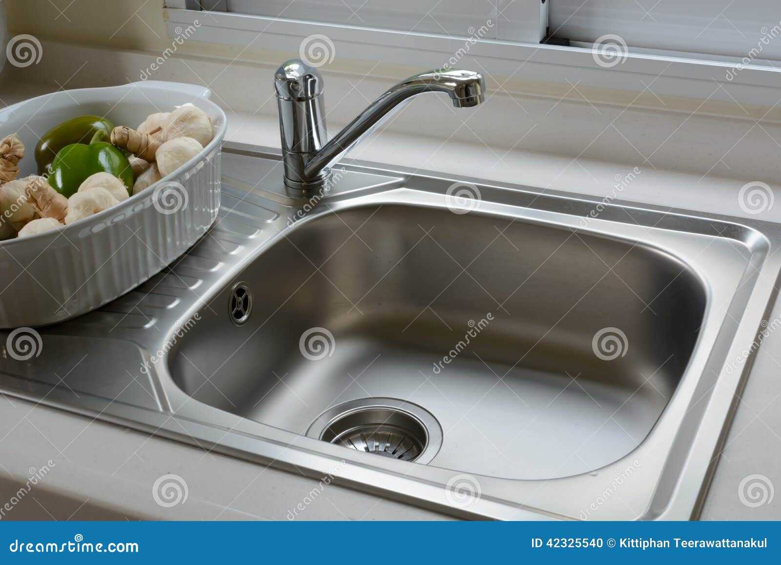 Lavabo en una cocina foto de archivo. Imagen de higiene - 42325540