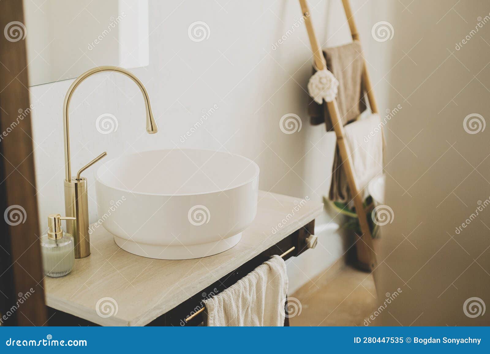 Un lavabo de baño con un grifo y un grifo dorado.