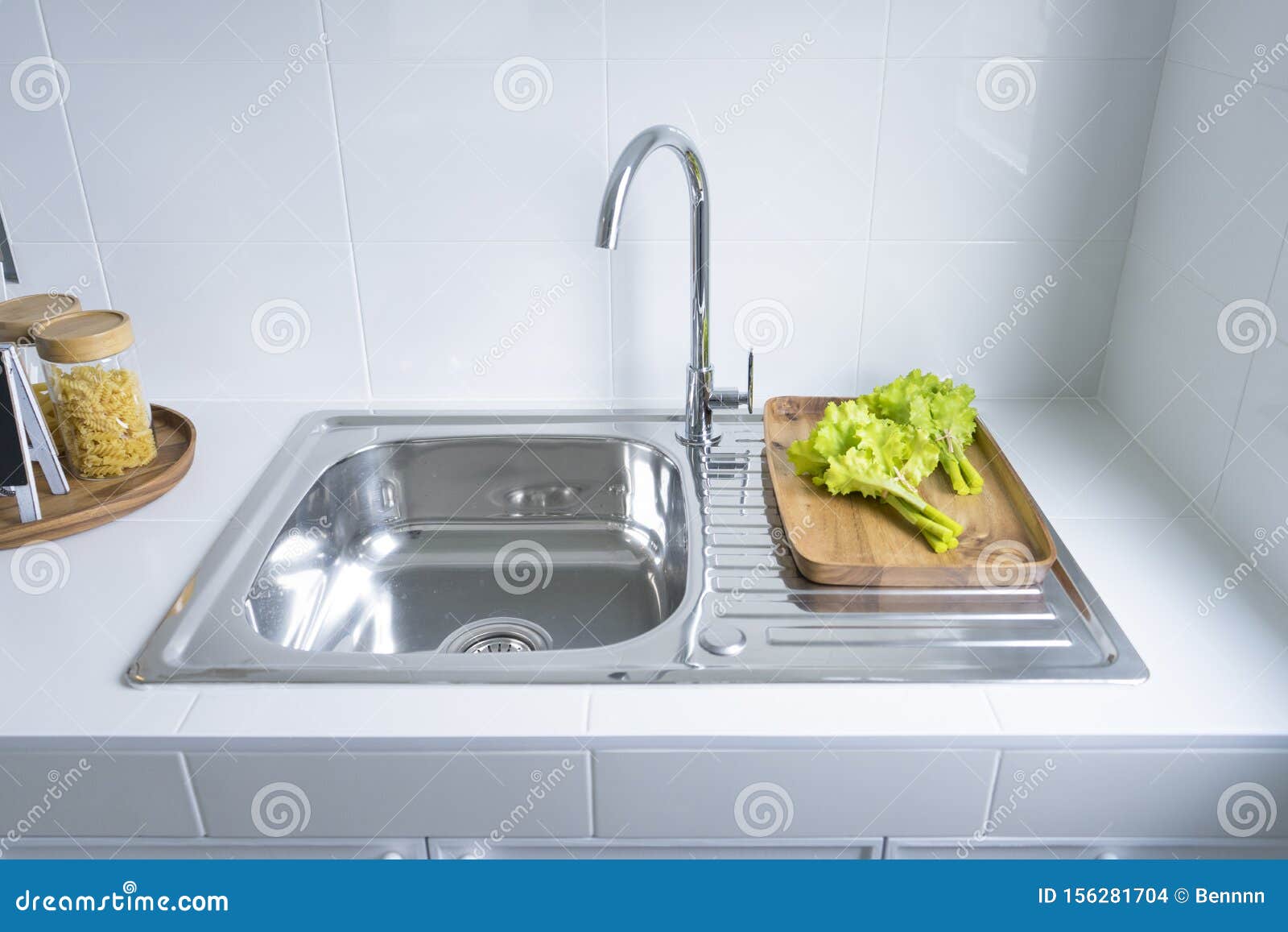 Lavabo moderno de cocina foto de archivo. Imagen de grifo - 156281704 Lavabo moderno de cocina foto de archivo. Imagen de grifo - 156281704