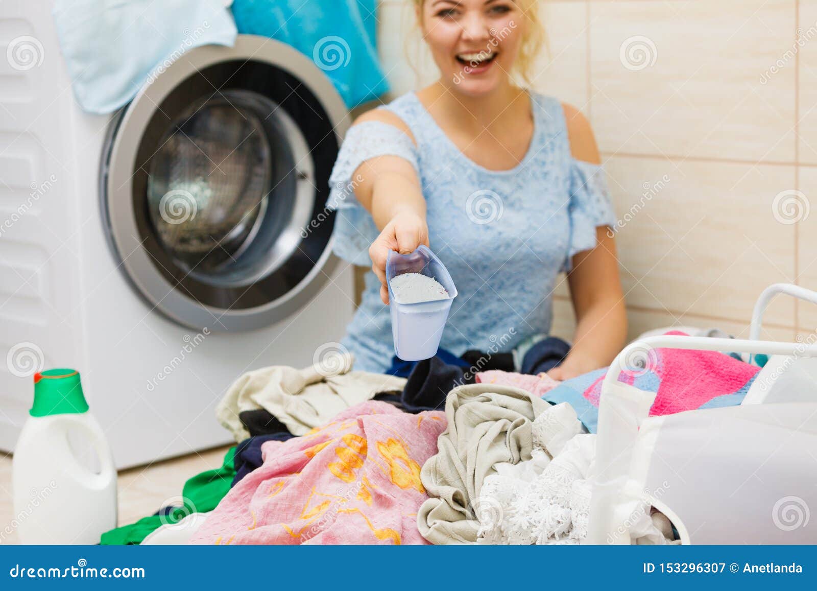 Lavadero Del Lavado De La Mujer Usando Detergente Del Polvo Imagen de archivo - Imagen de 153296307