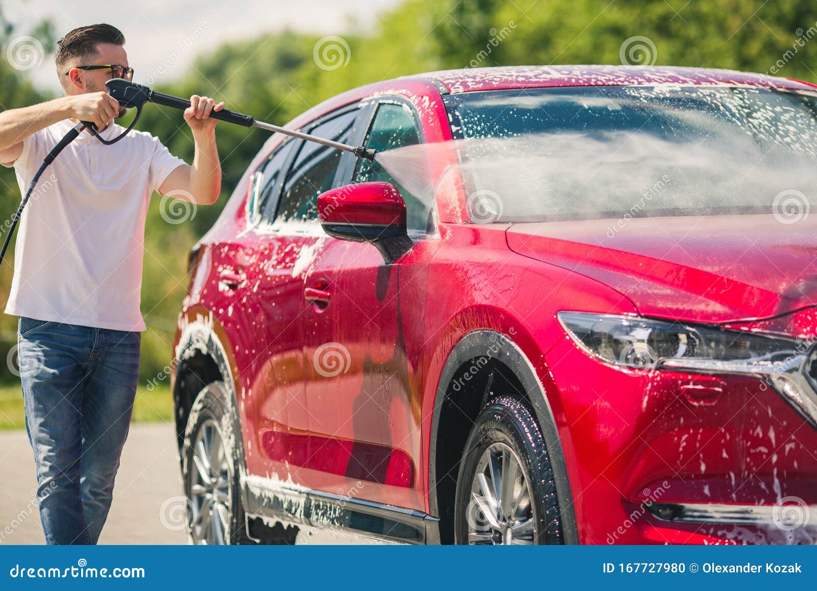 Lavar el coche con jabón. cierre el concepto de coche limpio en el