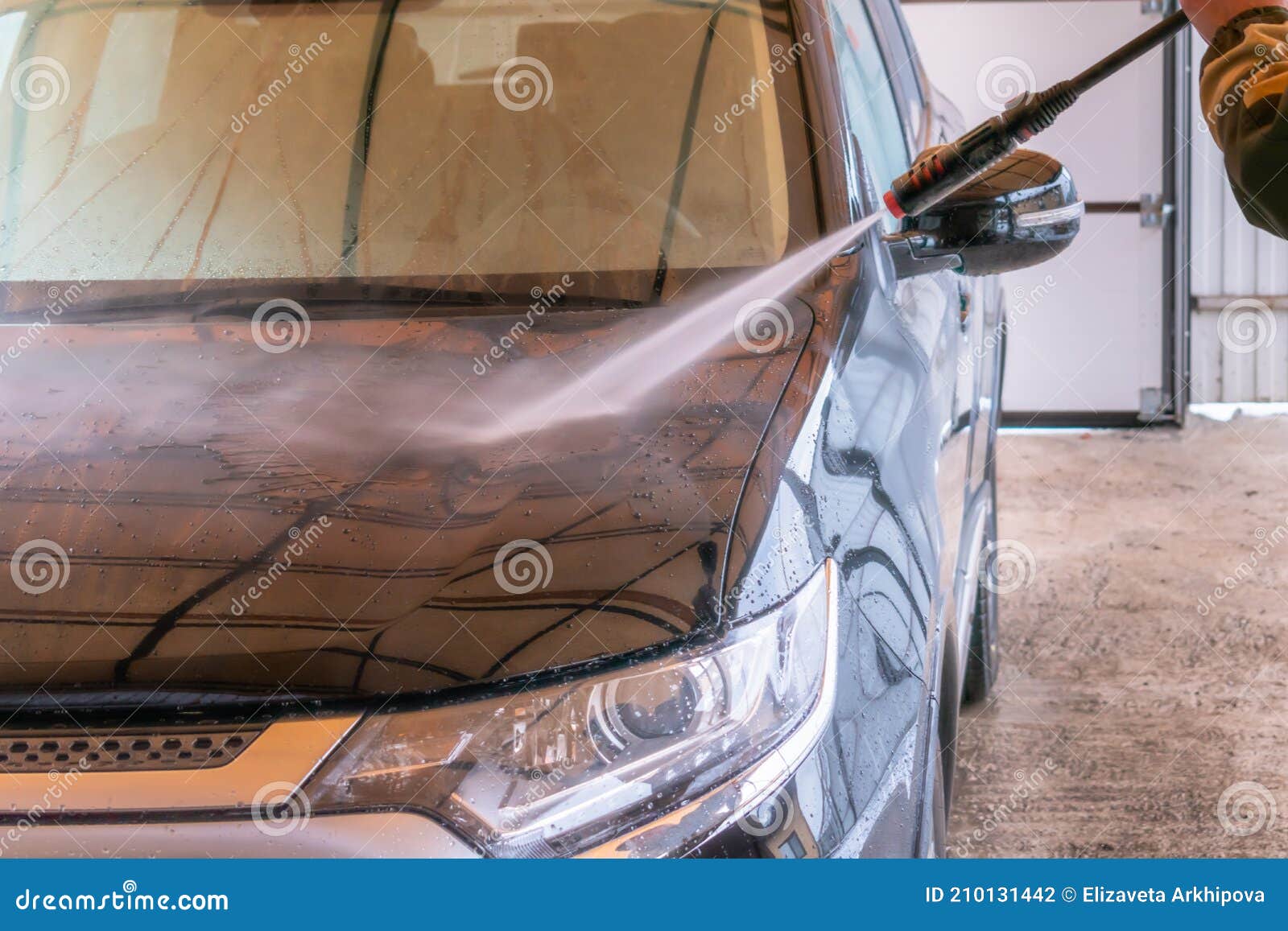 Lavage De Voiture Avec Karcher. L'homme Lave La Voiture Noire. Photo stock  - Image du soin, phare: 210131442