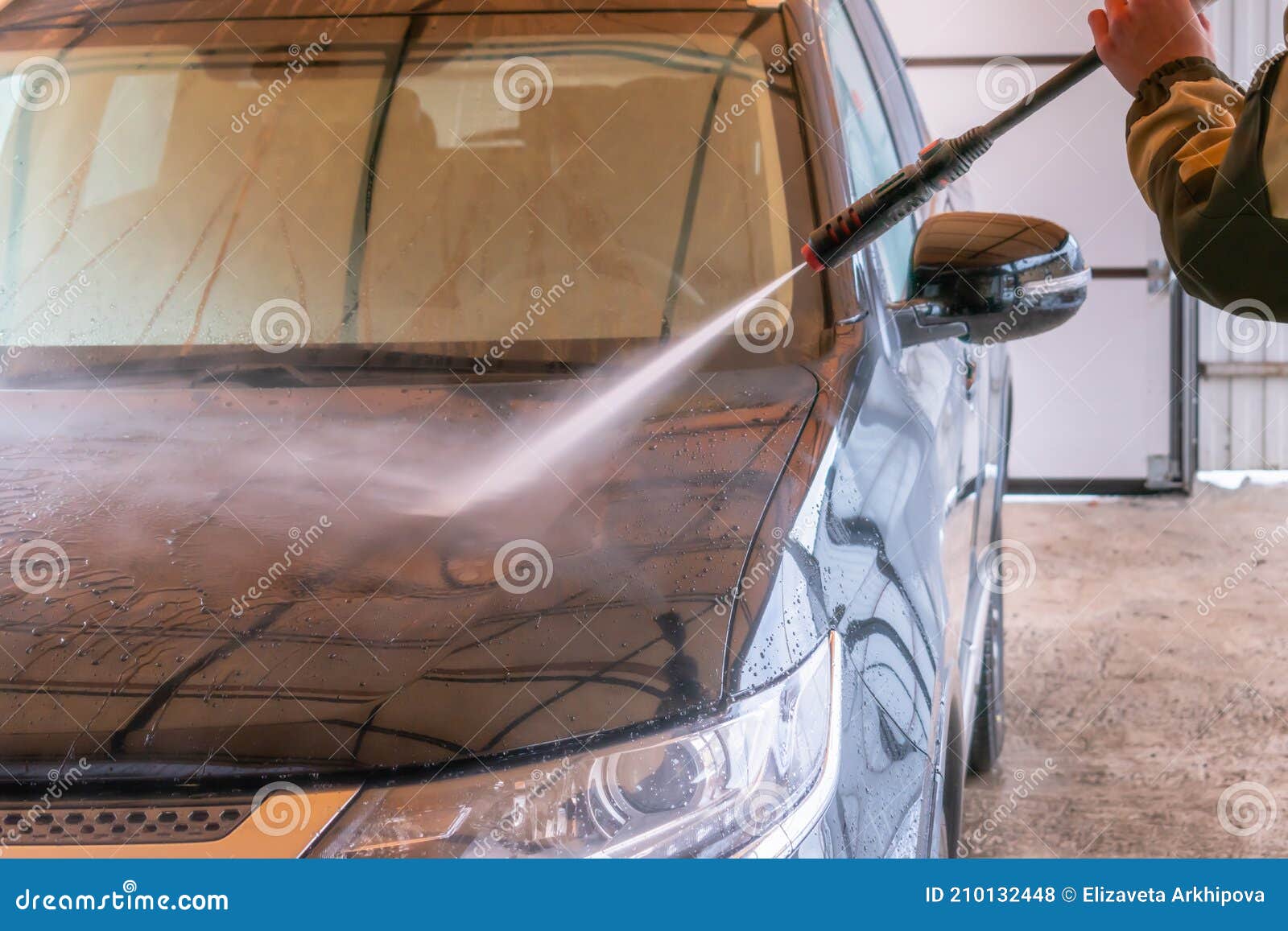 Lavage De Voiture Avec Karcher. L'homme Lave La Voiture Noire Photo stock -  Image du automobile, masculin: 210132448