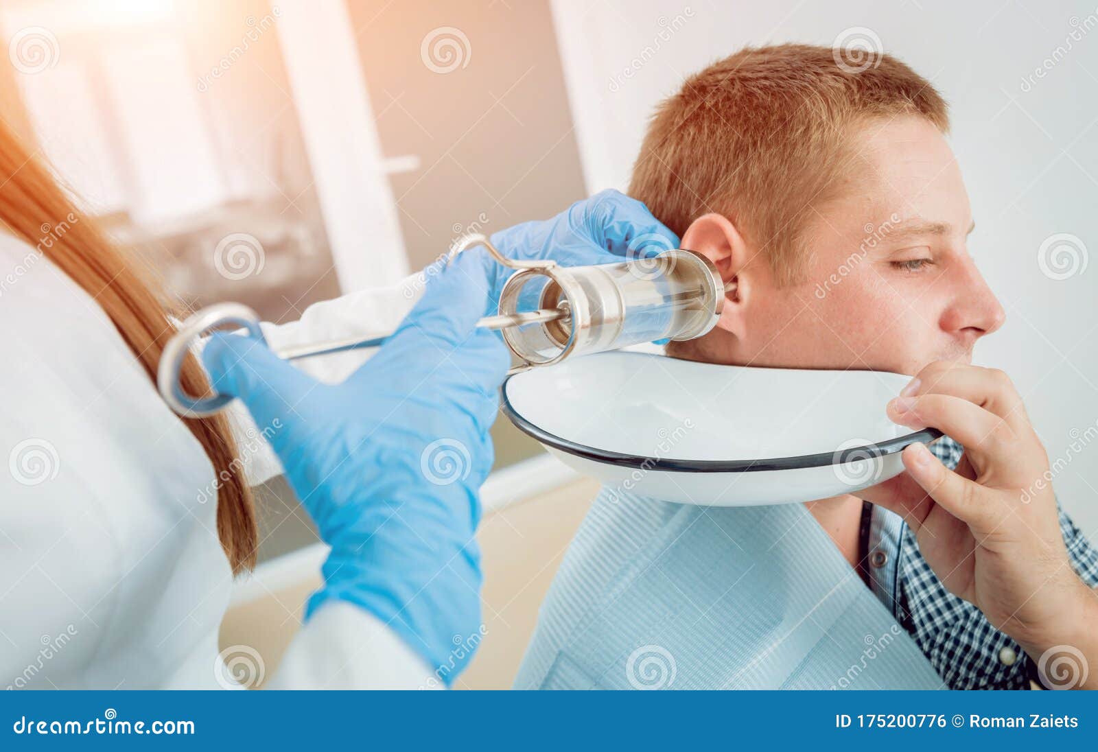 Lavage De L'oreille Médicale Avec De L'eau Dans La Grande Seringue Photo  stock - Image du injecteur, sain: 175200776