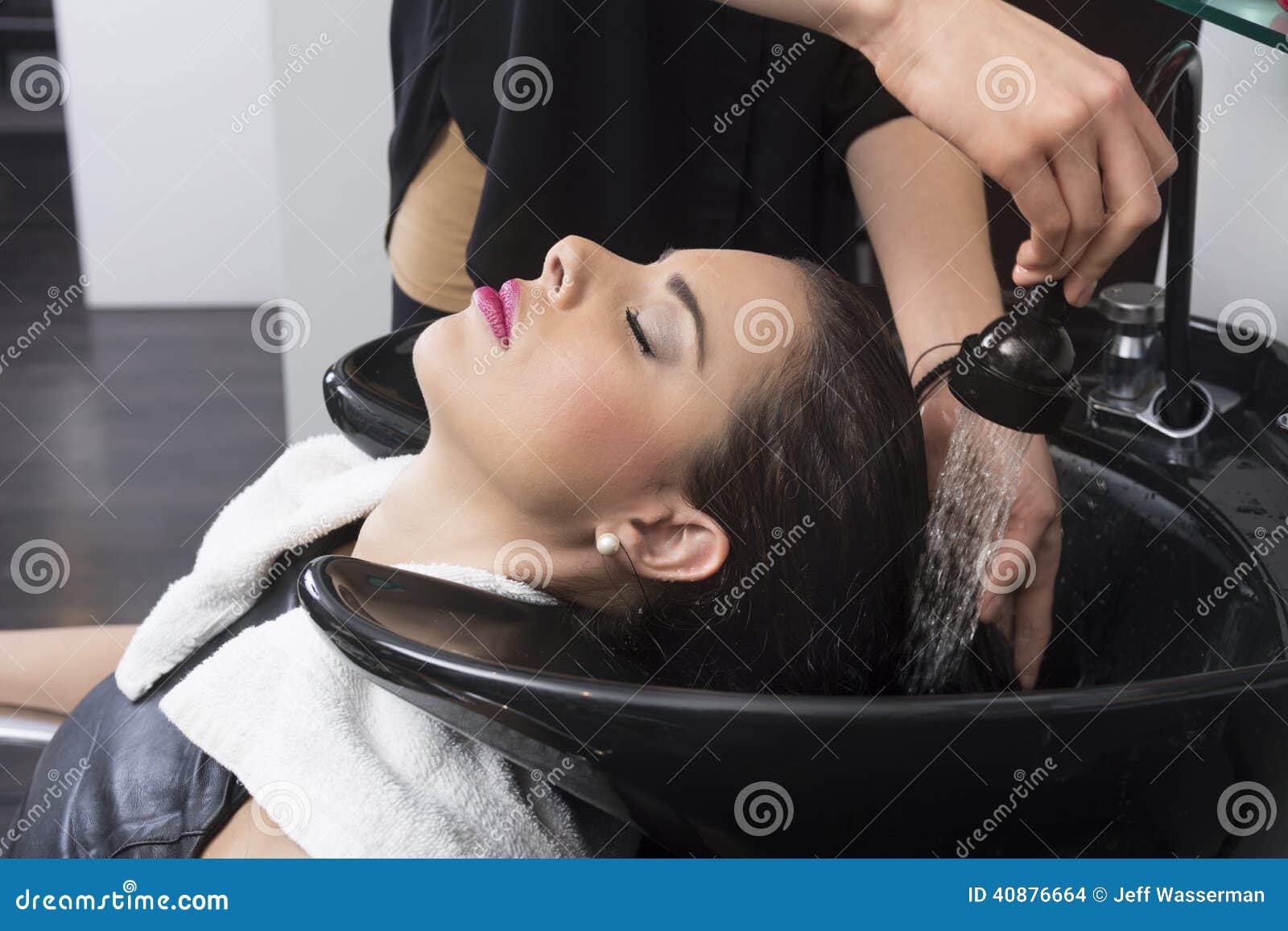 Lavaggio dei capelli fotografia stock. Immagine di professionista