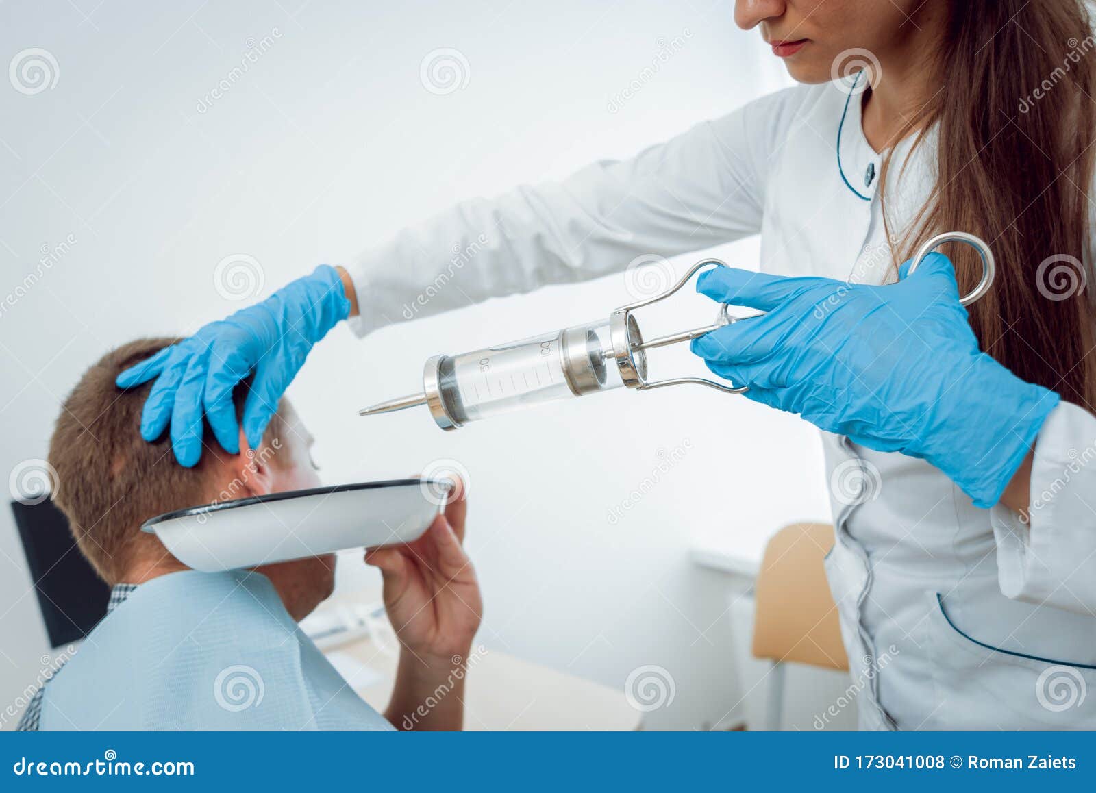 Lavaggio Dell'orecchio Medico Con Acqua Nella Siringa Grande Fotografia  Stock - Immagine di udienza, igiene: 173041008