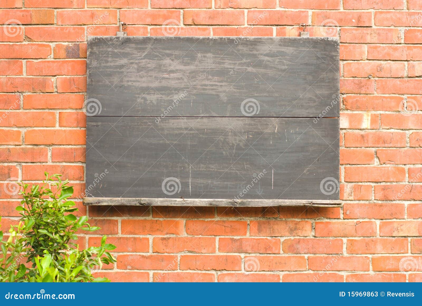 Lavagna invecchiata sul muro di mattoni rosso. fotografie stock ... Lavagna a muro