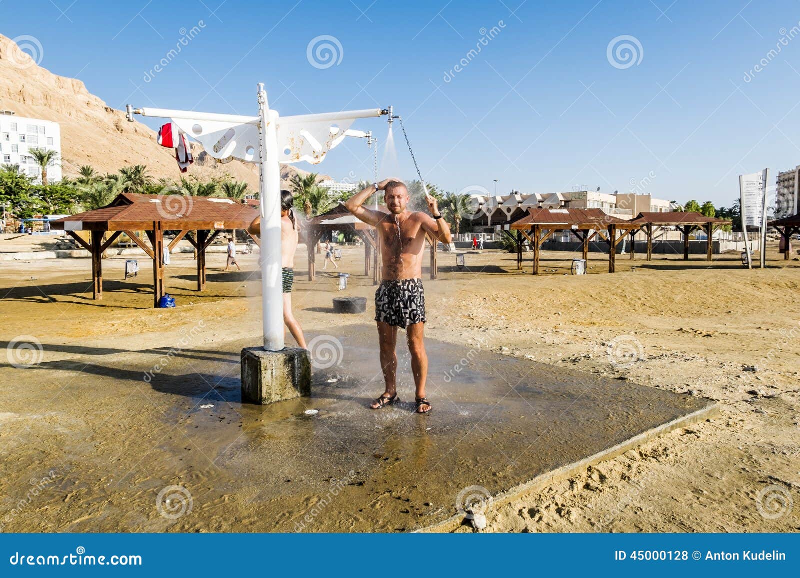 Beach showers. Душевые на пляже. Душевая зона на пляже человек вблизи.