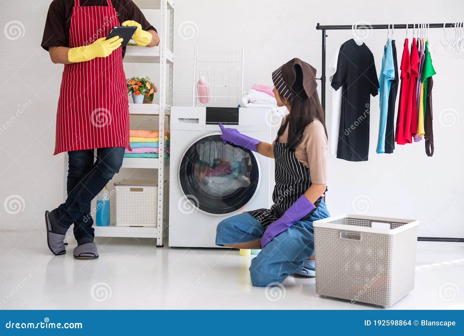 Lavanderia Feminina Enquanto O Homem Toca Tabuleiro Foto de Stock