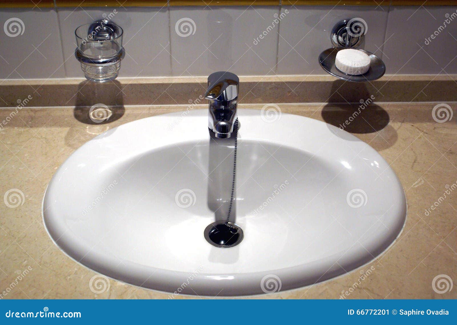 Lavandino del lavabo del bagno, rubinetto, tazza e compressa del ...