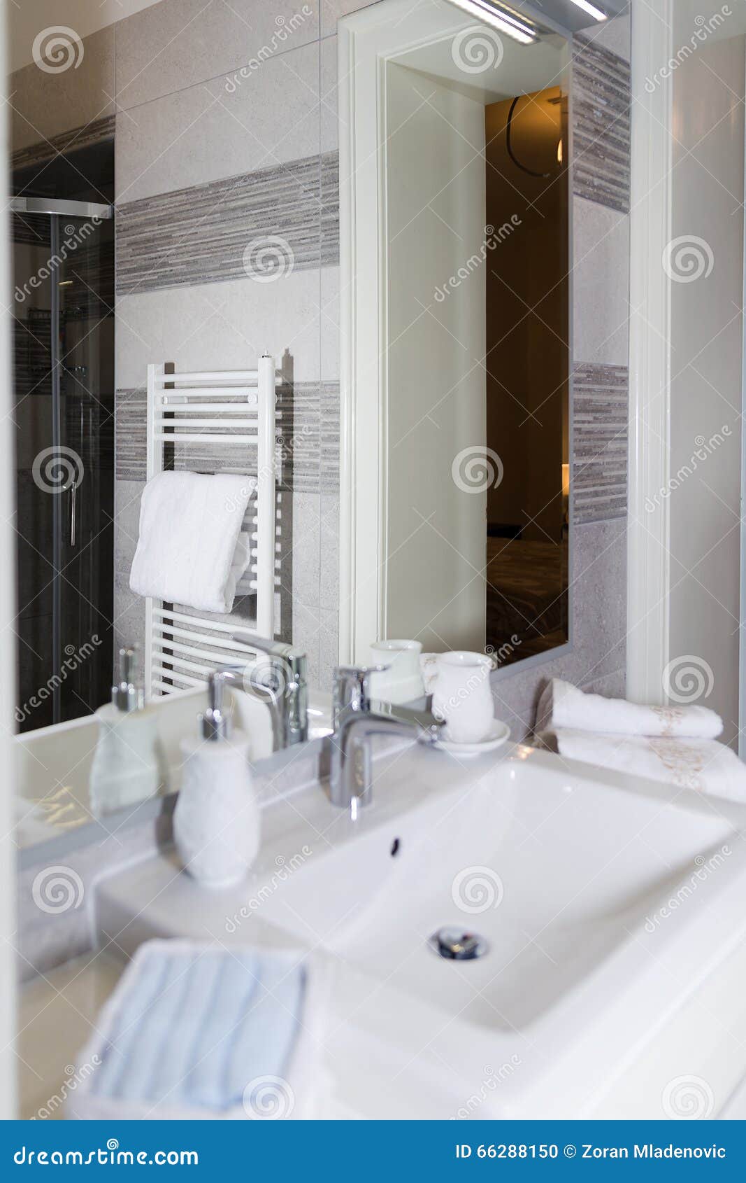 Lavandino, rubinetto, asciugamani ed insieme del bagno des interno ... Lavandino bagno moderno