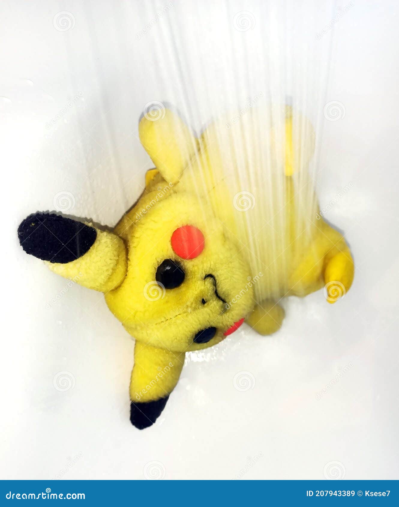 Velho Brinquedo Molhado Sujo. Lavando Um Velho Brinquedo De Pelúcia. Pikachu  Pobre Foto Editorial - Imagem de ficcional, preto: 207943381