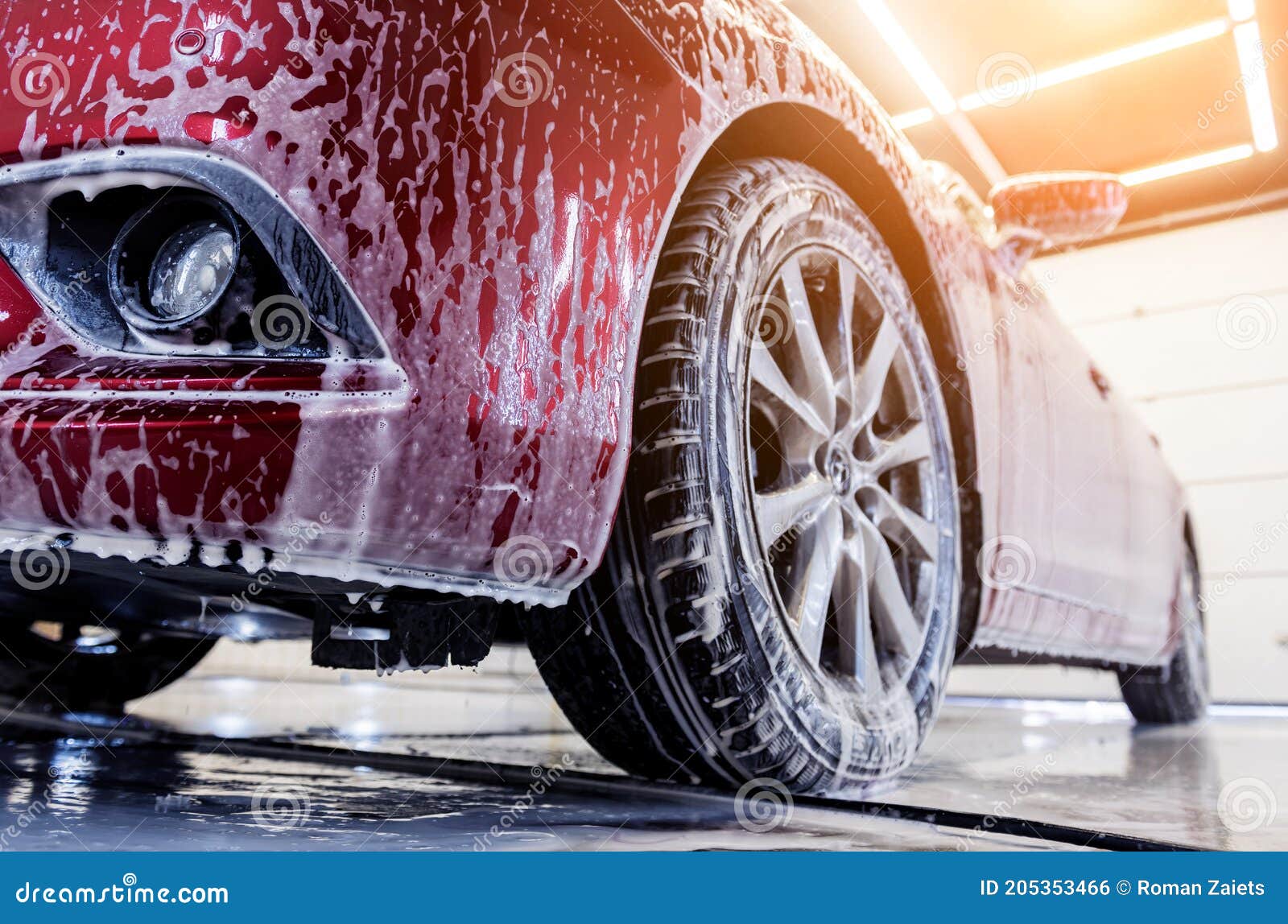 Lavar El Coche Rojo Con Espuma Activa En El Servicio De Lavado De Coches.  Foto de archivo - Imagen de limpio, burbuja: 205353466