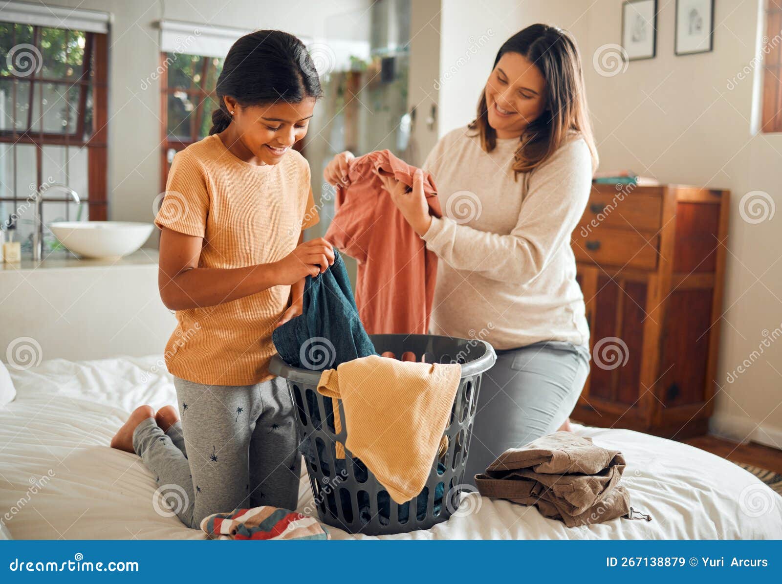 Lavar La Ropa Con Ayuda De Madres E Hijos Felices Para Limpiar La Casa De  La Madre Embarazada Con Amor Y Cuidado. Ropa Que Ayude a Imagen de archivo  - Imagen de