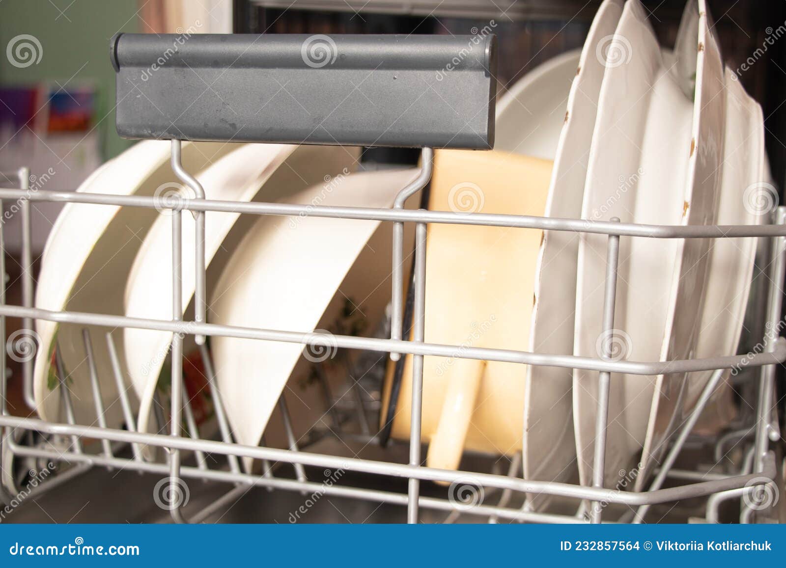 Lave-vaisselle Ouvert Dans La Cuisine Avec Assiettes Sales Ou Vaisselle  Propre Après Lavage à L'intérieur
