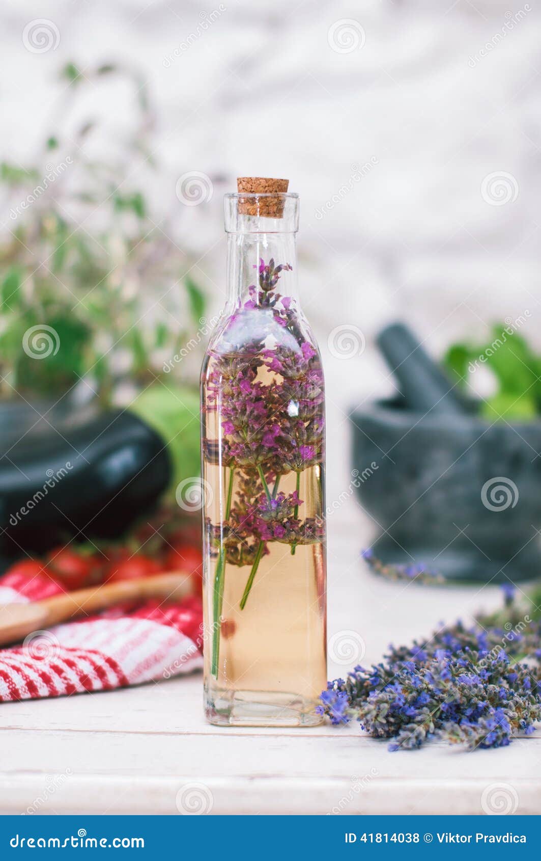 Lavendelessig stockfoto. Bild von kraut, gesundheit, frisch - 41814038