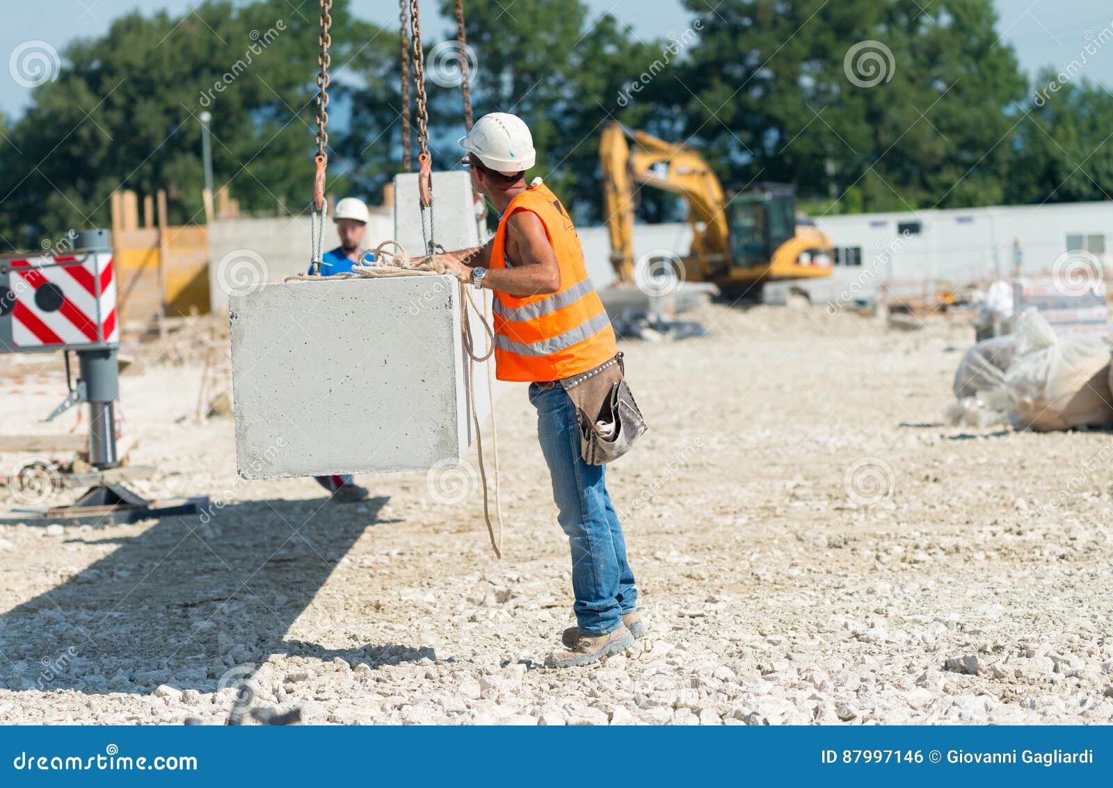 Lavoratori che funzionano nel cantiere di contruction