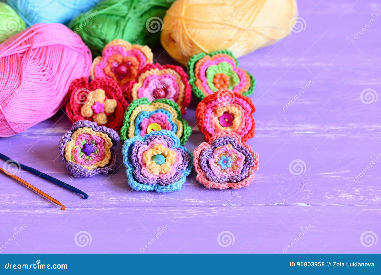 Lavori All Uncinetto I Fiori Variopinti Messi Lavori All Uncinetto Gli Ornamenti Del Fiore Il Filo Di Cotone Ganci Su Un Fondo Fotografia Stock Immagine Di Accumulazione Floreale