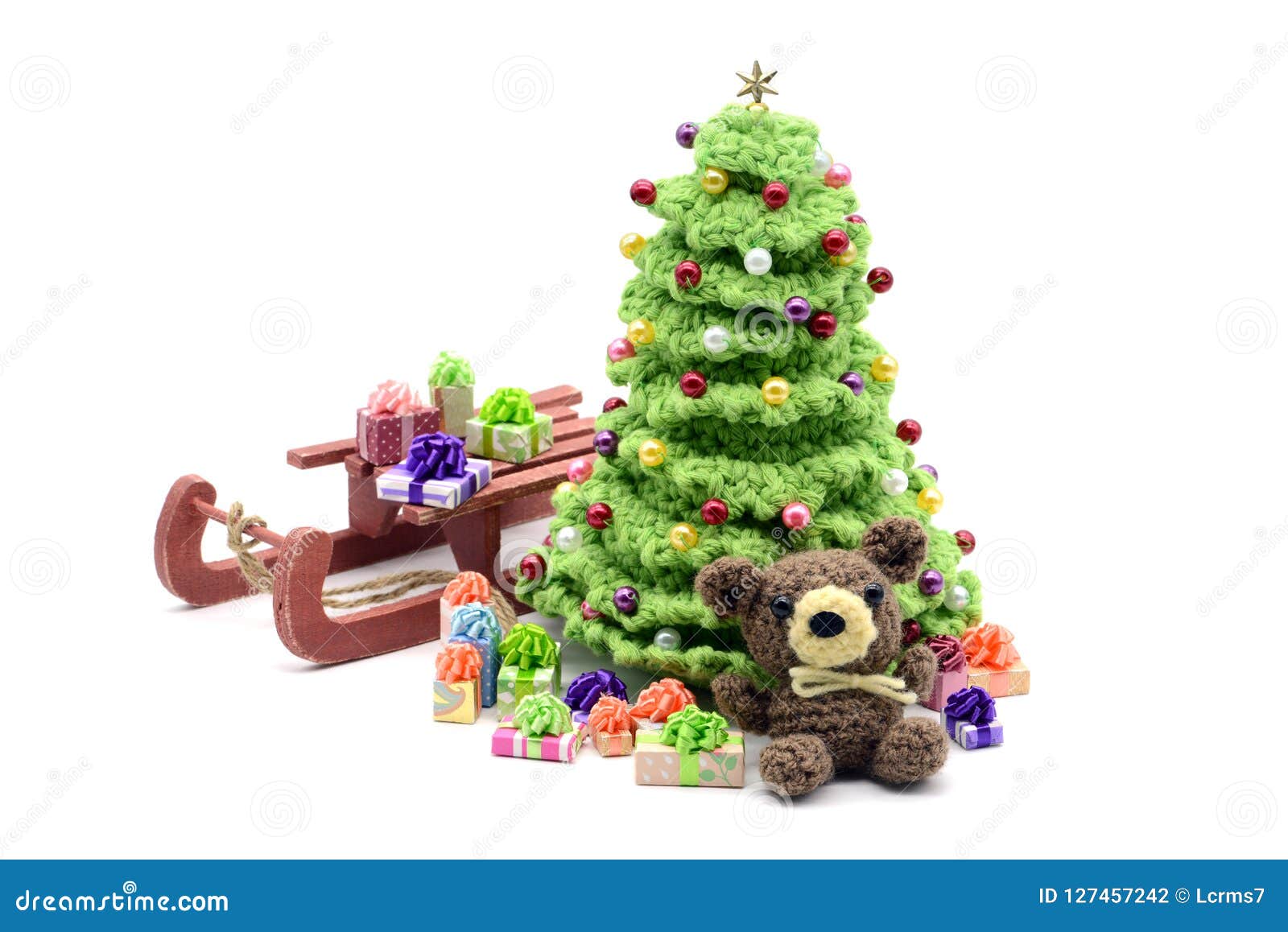 Regali Di Natale Alluncinetto.Lavori All Uncinetto L Albero Di Natale E L Orsacchiotto Con I Regali Sulla Slitta Fotografia Stock Immagine Di Oggetto Knitted 127457242