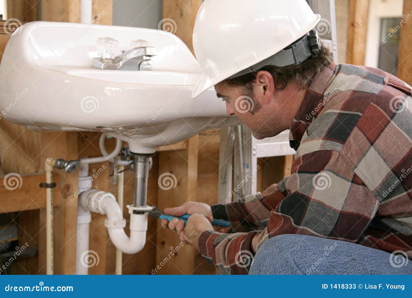 Lavoro dell'impianto idraulico della costruzione