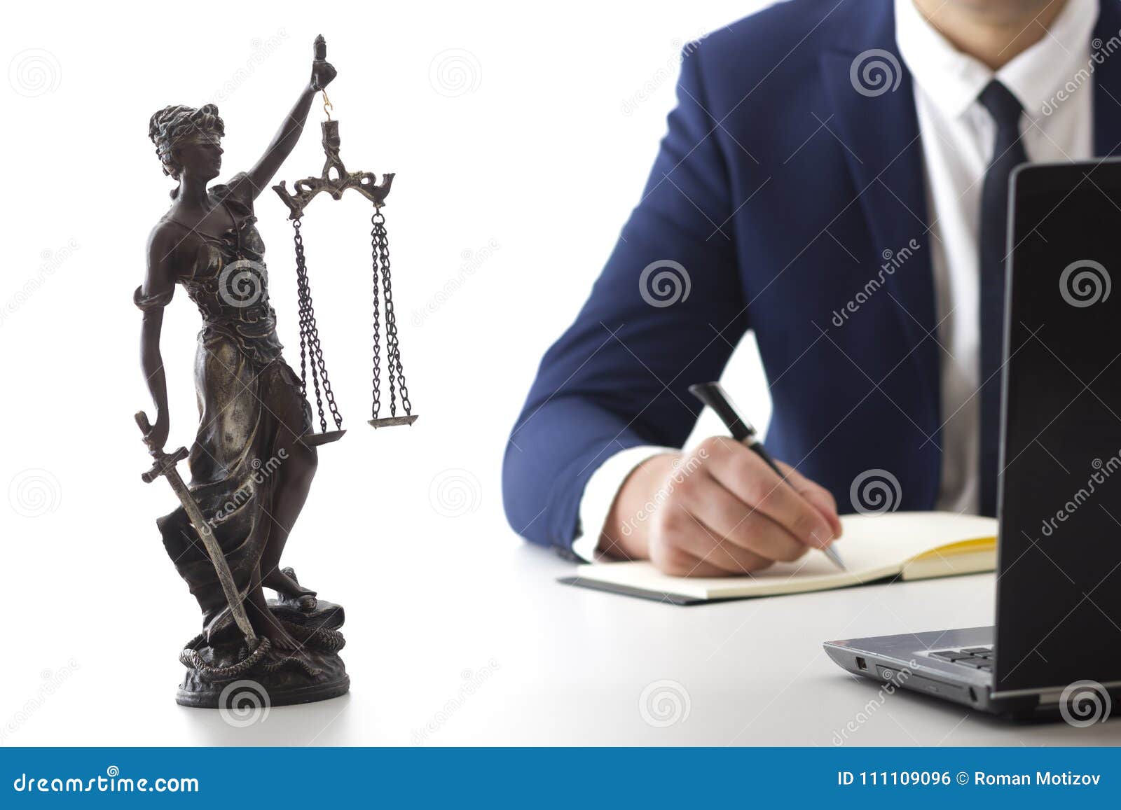 Роль адвоката в процессе. Представитель в суде. Костюм юриста в суде. Защитник в суде. Юрист представляющий интересы.