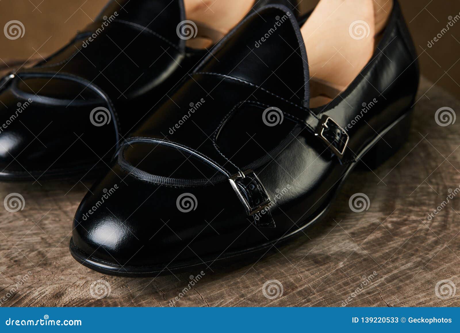 Lazo Y Un Par De Los Zapatos De Cuero Clásicos Hombre En Tocón De Madera Imagen de archivo - Imagen de fashionable, zapato: 139220533