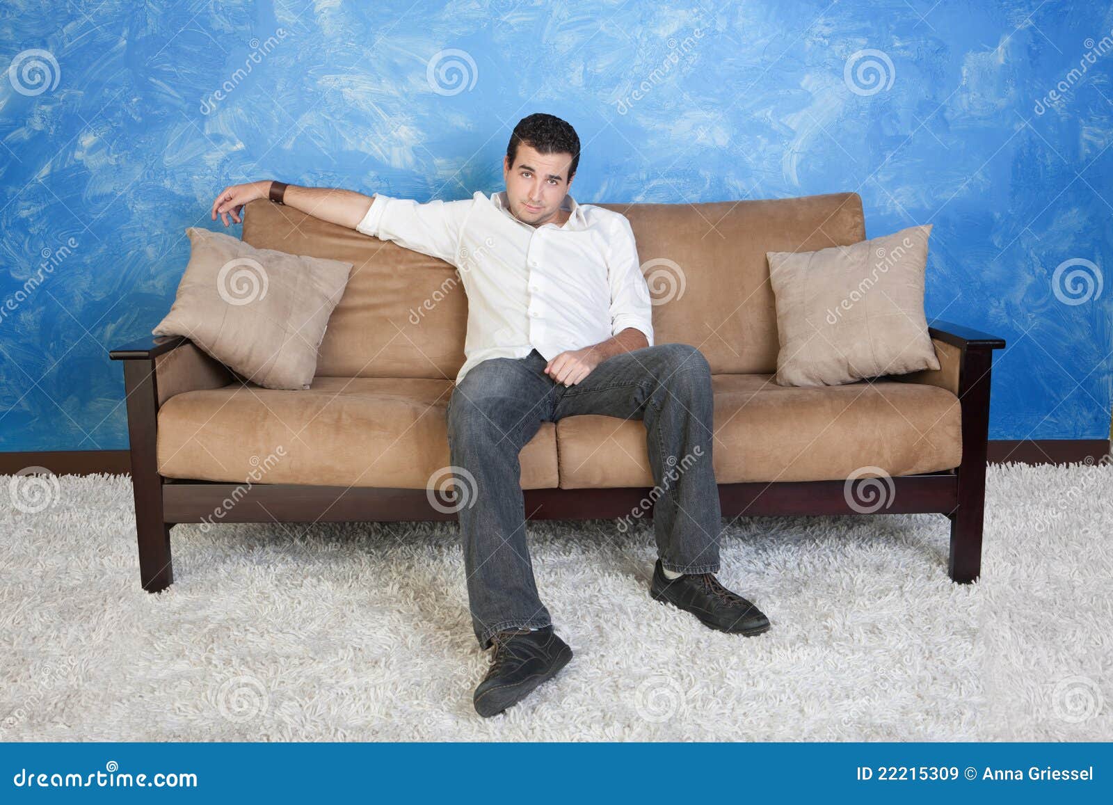 Парень наслаждается одногруппницей на диване