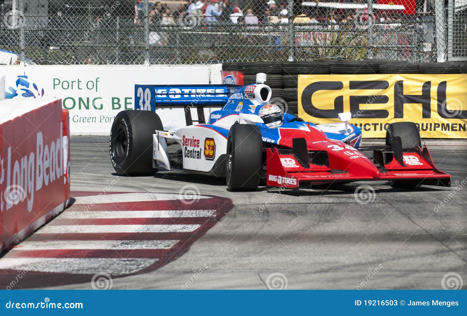 LBGP Graham Rahal. Long Beach la Californie, 17 avril 2011, Graham Rahal de l'emballage de Ganasi de puce prend un coin à Toyota Long Beach Prix grand.