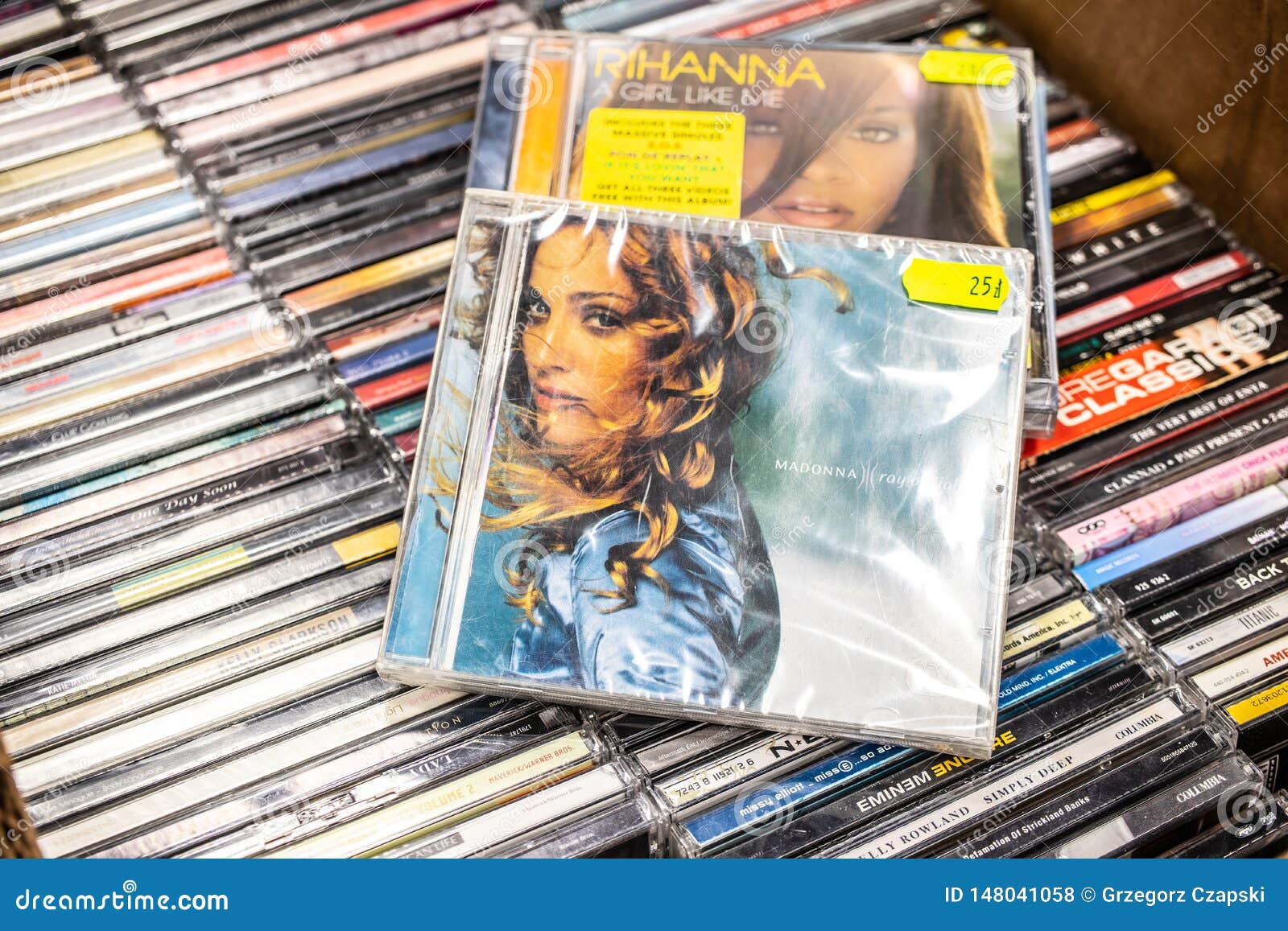 Madonna CD Album Ray of Light 1998 on Display for Sale, Famous American  Musician and Singer, Foto de archivo editorial - Imagen de audio,  asombroso: 148041058