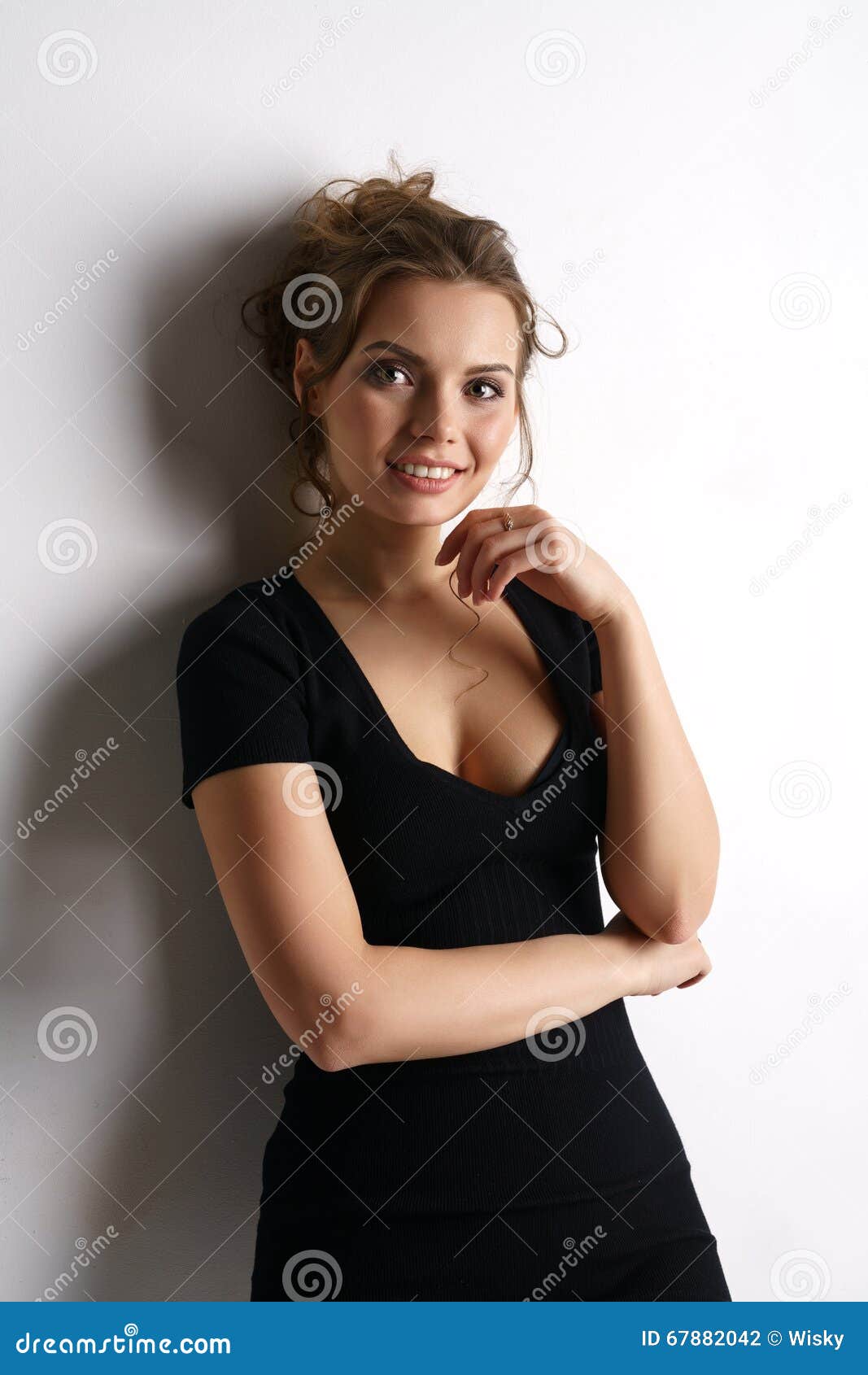 Lächelnde Hübsche Frau Im Schwarzen Hautengen Kleid Stockfoto Bild