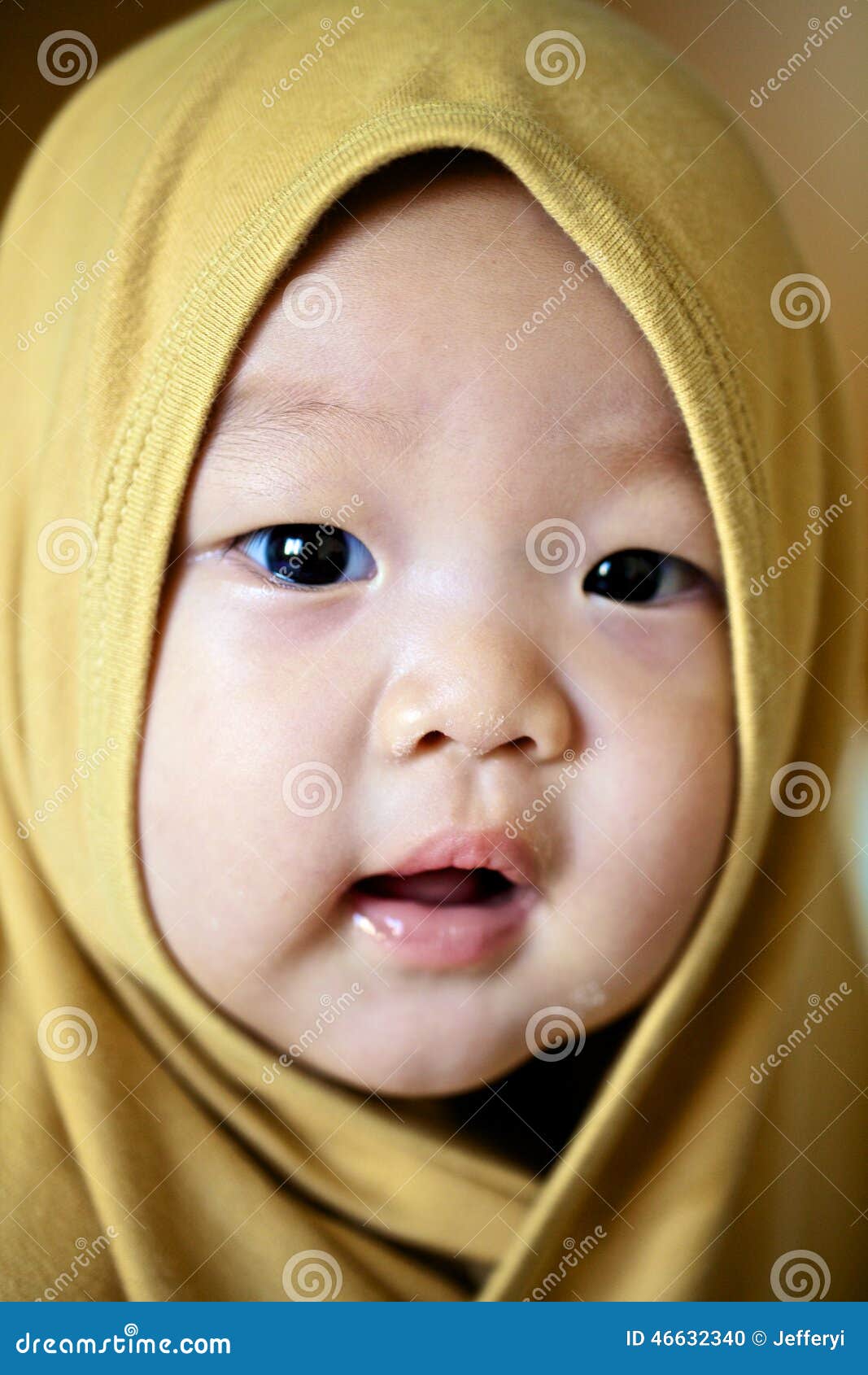 Le Bebe Chinois Observe Photo Stock Image Du Cheri Noir