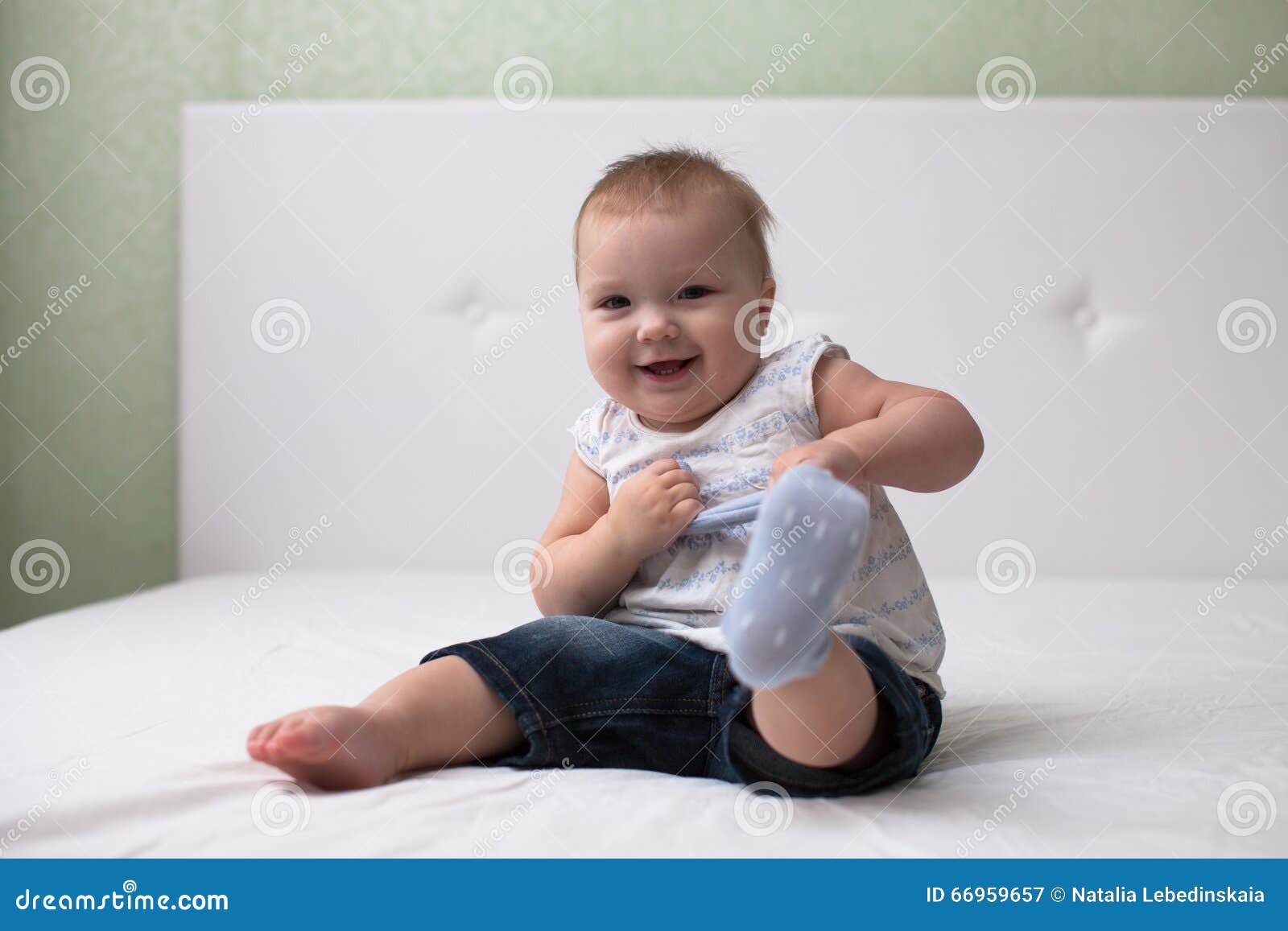Le Bebe D Enfant En Bas Age Tire Des Chaussettes L Independance Enfance Maison Lumiere Image Stock Image Du Simple Chaussette Le Bebe D Enfant En Bas Age Tire Des Chaussettes L Independance Enfance Maison Lumiere Image Stock Image Du Simple Chaussette