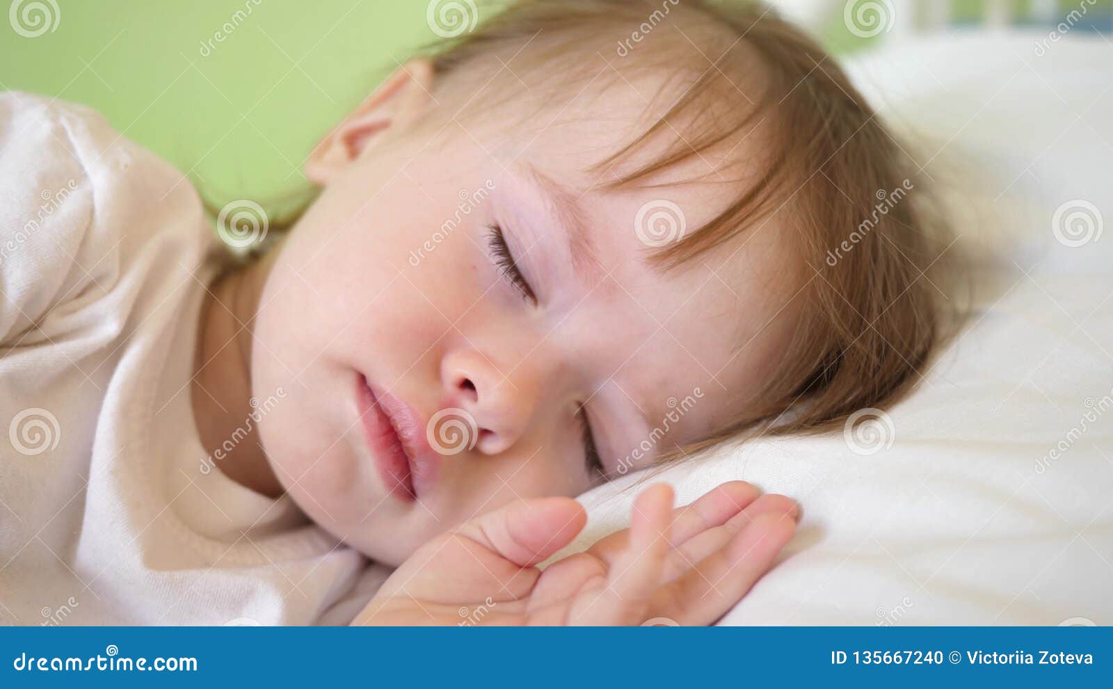Le Bebe De Charme Tombe Endormi Sur Le Lit Blanc Dans Son Lit Dans La Chambre A La Maison Concept D Enfant De Sommeil L Enfant Ve Photo Stock Image Du Expression Gosse Le Bebe De Charme Tombe Endormi Sur Le Lit Blanc Dans Son Lit Dans La Chambre A La Maison Concept D Enfant De Sommeil L Enfant Ve Photo Stock Image Du Expression Gosse