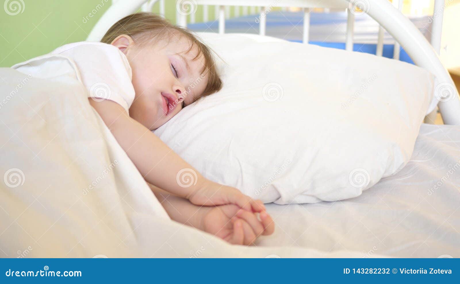 Le Bebe De Charme Tombe Endormi Sur Le Lit Blanc Dans Son Lit Dans La Chambre A La Maison Concept D Enfant De Sommeil L Enfant Ve Photo Stock Image Du Verticale Petit Le Bebe De Charme Tombe Endormi Sur Le Lit Blanc Dans Son Lit Dans La Chambre A La Maison Concept D Enfant De Sommeil L Enfant Ve Photo Stock Image Du Verticale Petit