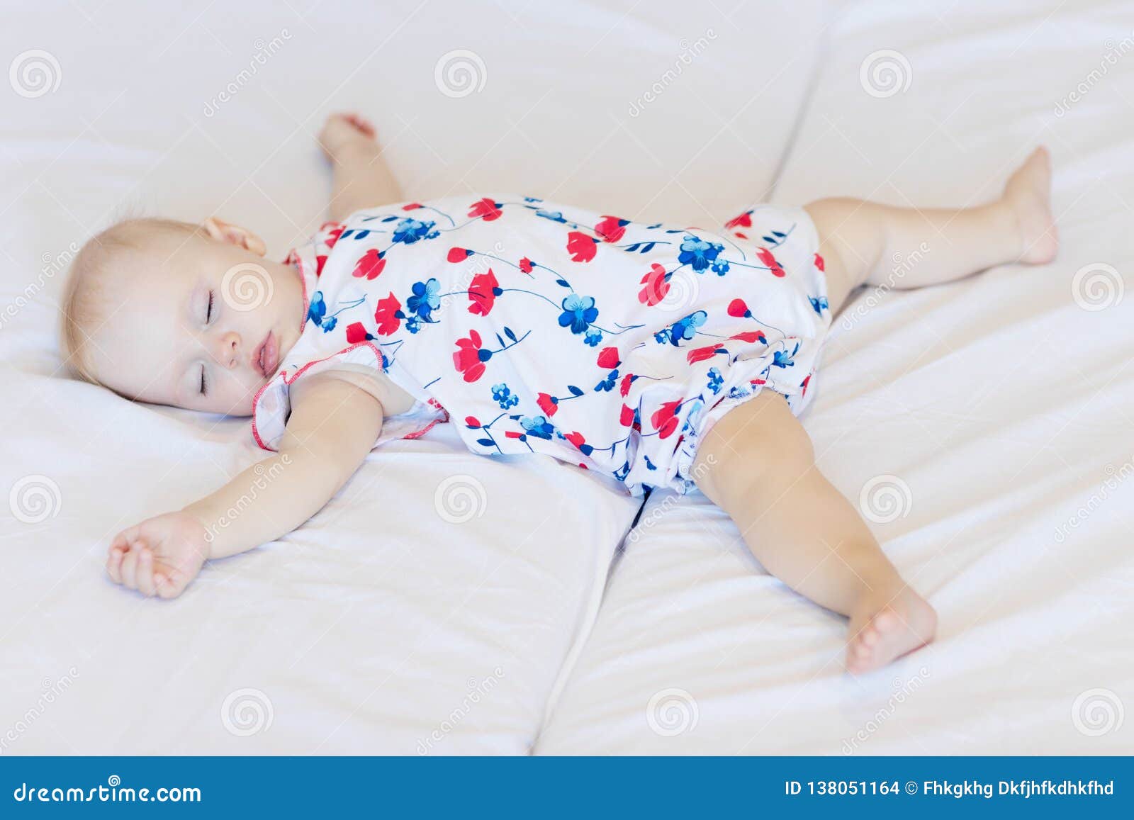 Le Bebe Dort Sur Une Feuille Blanche Nouveau Nee Peu De Fille Est Tombe Endormi Sur Le Lit Photo Stock Image Du Infant Caucasien Le Bebe Dort Sur Une Feuille Blanche Nouveau Nee Peu De Fille Est Tombe Endormi Sur Le Lit Photo Stock Image Du Infant Caucasien