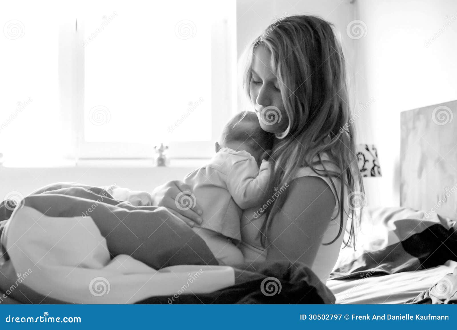Le Bebe Est Des Bras De Meres Du Sommeil Om En Noir Et Blanc Image Stock Image Du Maison Cheri Le Bebe Est Des Bras De Meres Du Sommeil Om En Noir Et Blanc Image Stock Image Du Maison Cheri