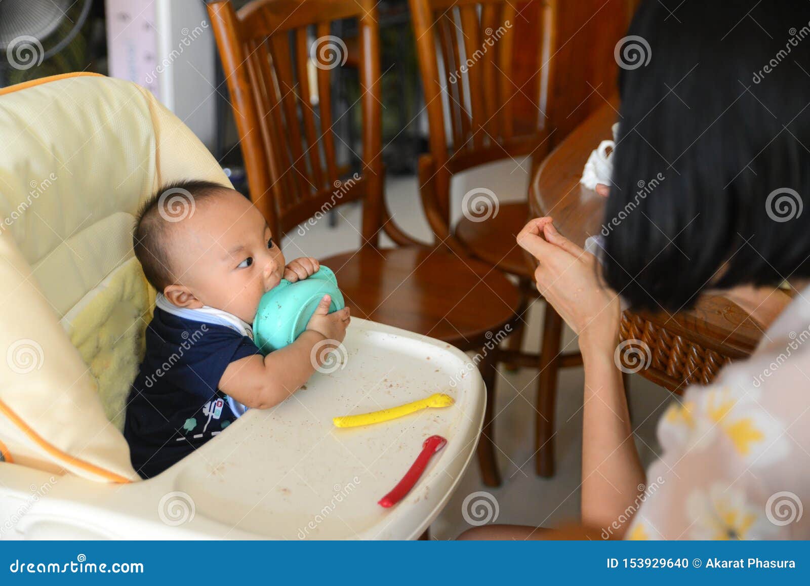 Le Bebe Garcon Asiatique 6 Mois Mangeant Avec Le Bebe A Mene Seul La Methode Du Sevrage Blw Auto Alimentant Photo Stock Image Du Blanc Mangez Le Bebe Garcon Asiatique 6 Mois Mangeant Avec Le Bebe A Mene Seul La Methode Du Sevrage Blw Auto Alimentant Photo Stock Image Du Blanc Mangez
