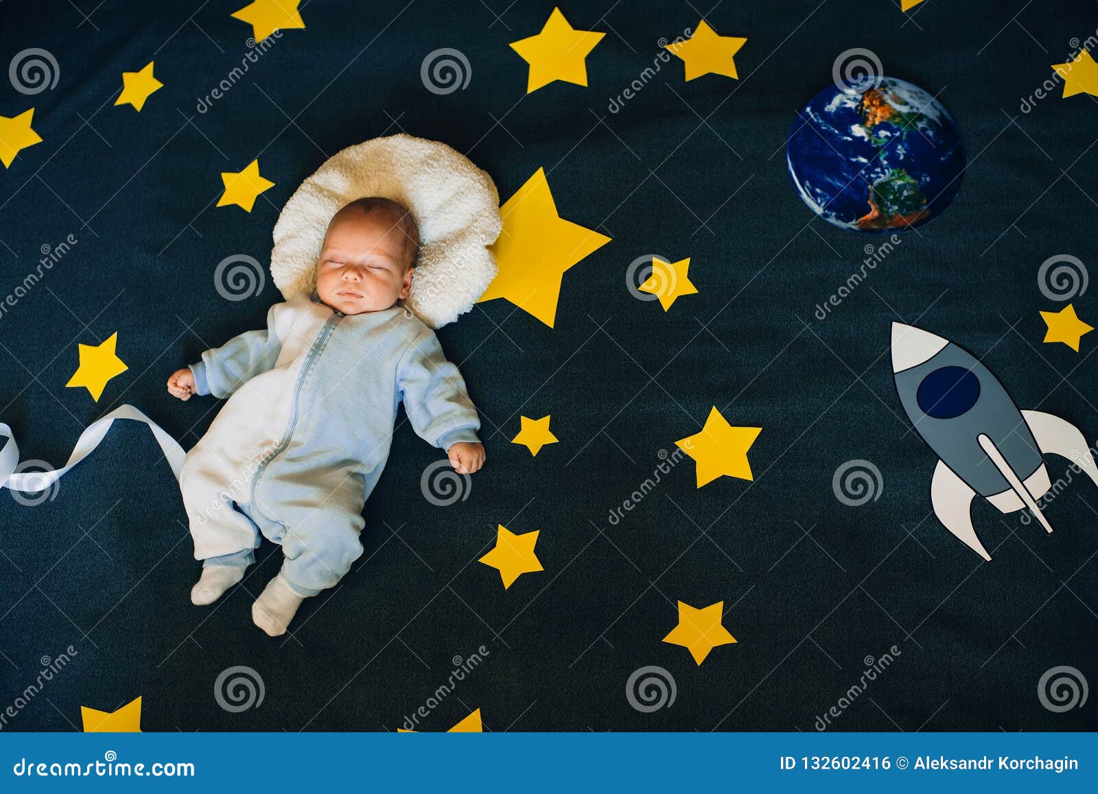 Le Bebe Garcon Dort Sur Le Fond Du Ciel Etoile Avec Une Fusee Et Une Planete Photo Stock Image Du Ciel Oreiller