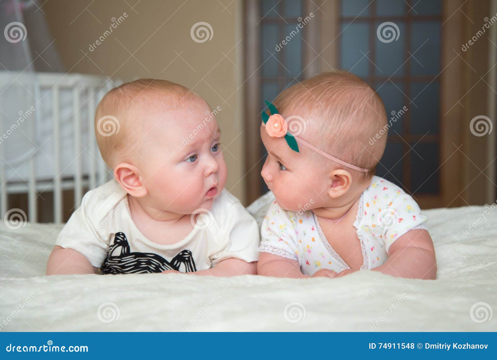 Le Bebe Garcon Et La Fille Jumeaux Se Trouvent Sur Le Lit Photo Stock Image Du Adorable Bonheur